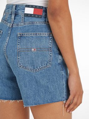 Tommy Jeans Shorts MOM UH SHORT BH0034 mit Tommy Jeans Logo-Badge & Flag