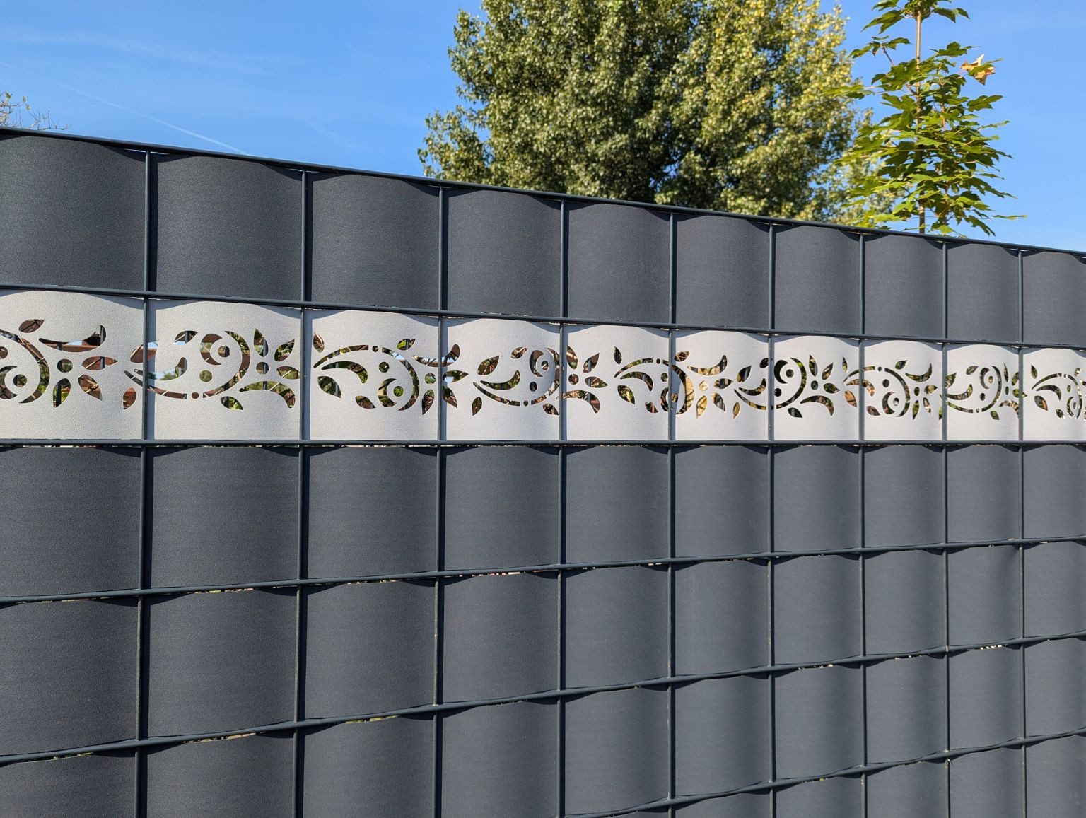 zaunzu Sichtschutzstreifen PREMIUM Dekor Floral1 Sichtschutz Enzianblau 2,55m, (1x Einzelstreifen, Lasermuster für Deinen Doppelstabmattenzaun Laserstreifen), 5 Jahre garantierte Farbechtheit, UV-beständig