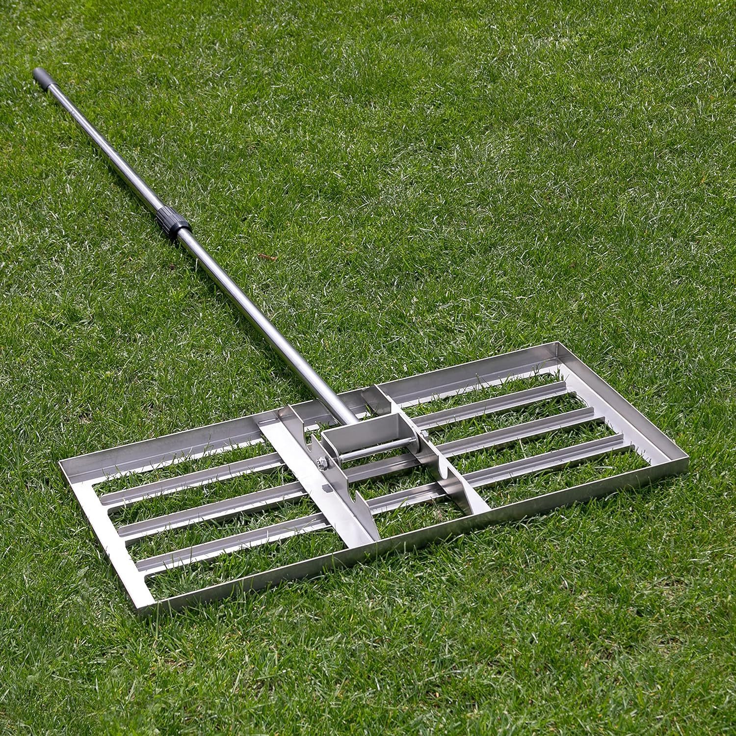SattesGrün Rasenrechen Profi Lasercut Edelstahl Rasenrakel Rakel zum Sanden Abziehen, 75 cm Arbeitsbreite, Levelingrake Flächenebner Leveler Lawnleveling mit Stiel