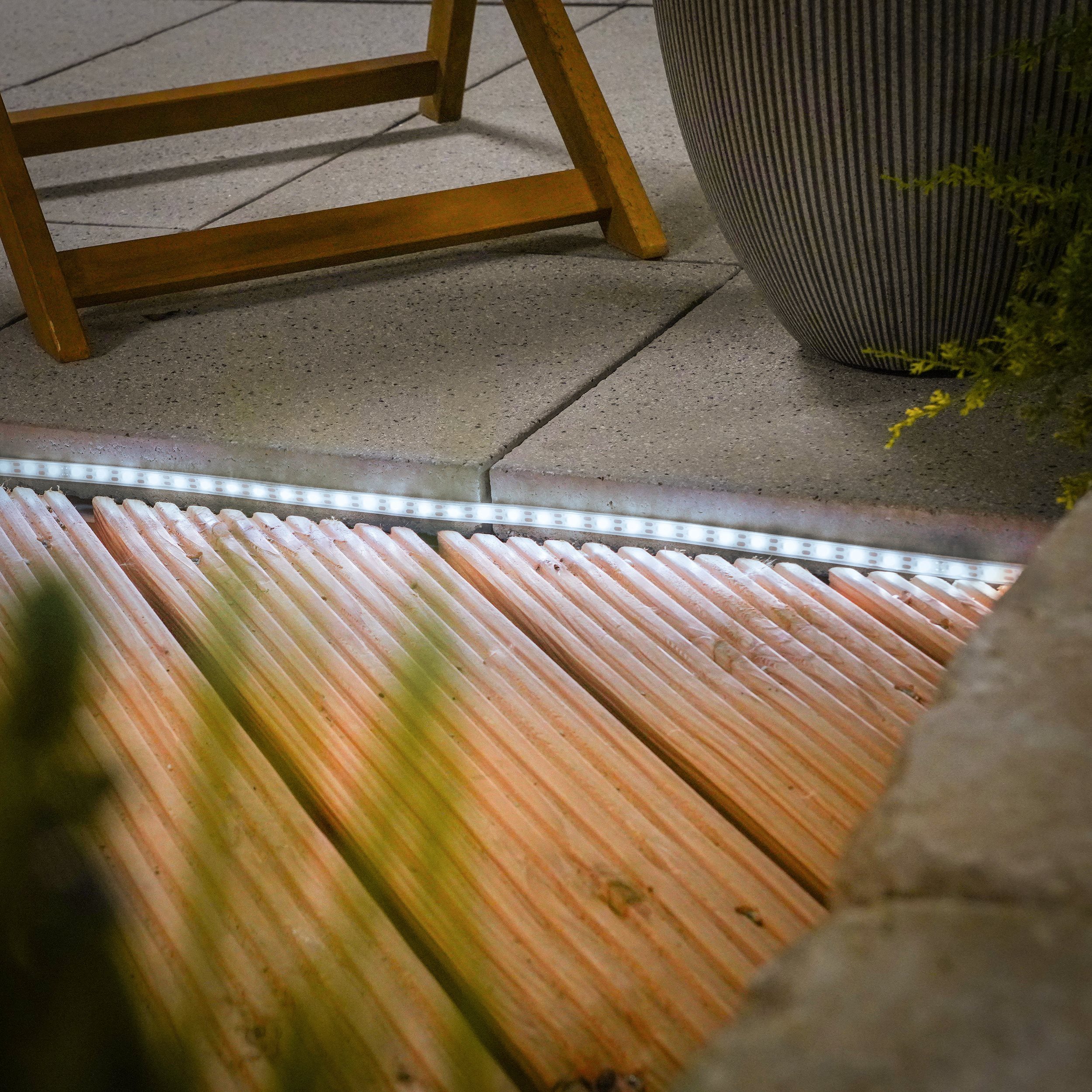 esotec LED-Streifen Solar LED-Schlauch für außen, 5m, 300 LEDs 6000K kaltweiß 102711, Leuchtstärke in 3 Stufen einstellbar, rückseitiges Klebeband