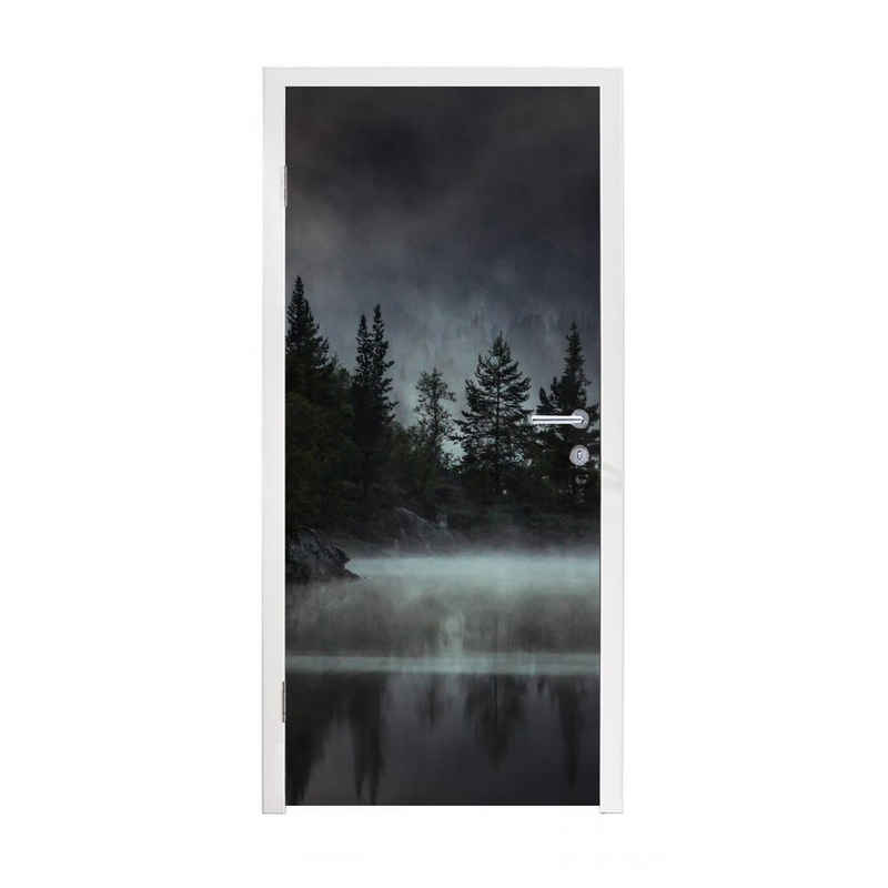 MuchoWow Türtapete Wald - Nebel - Schwarz - Weiß, Matt, bedruckt, (1 St), Selbstklebende Türfolie, Türaufkleber, Premiumklasse, 85x205 cm