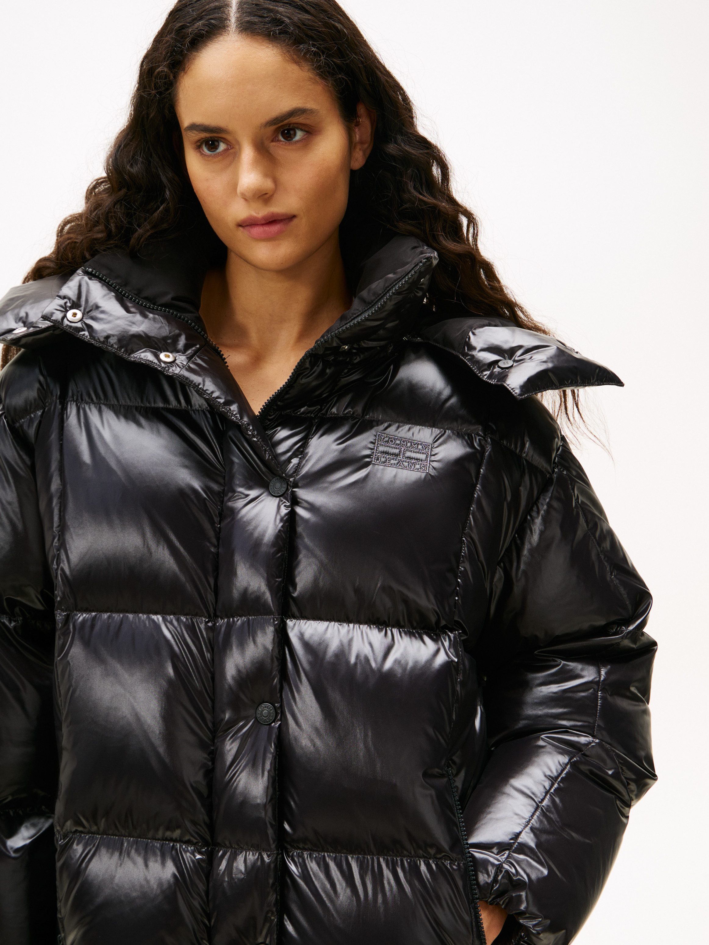Tommy Jeans Steppmantel TJW ALASKA GRID SHNY OVS DWN PFR mit glänzender Oberfläche