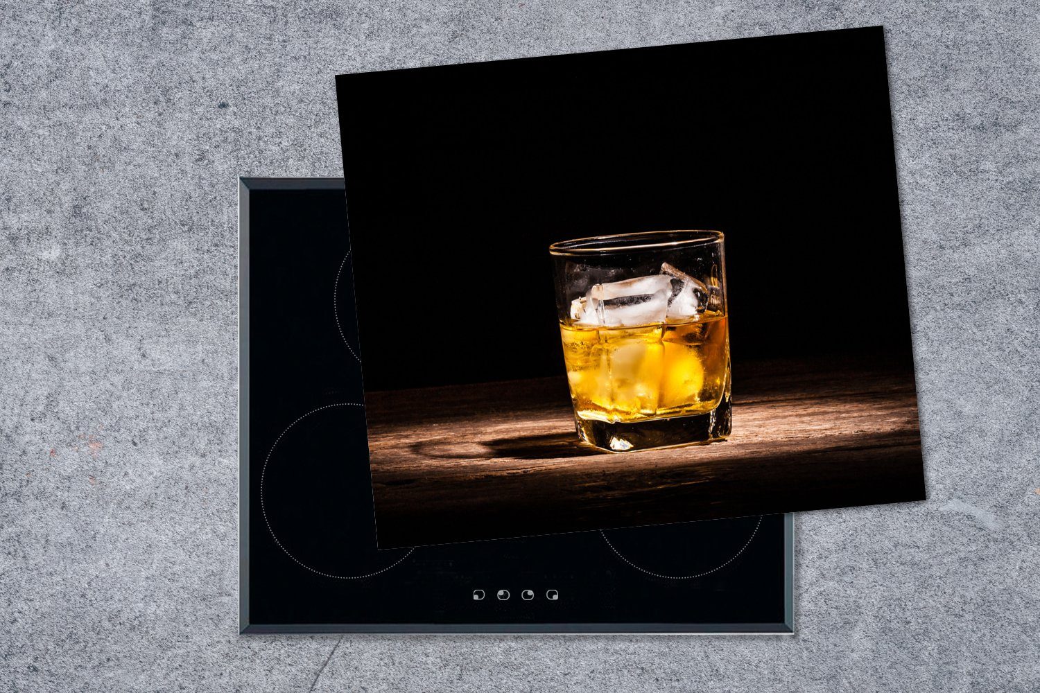 60x52 - Whiskey (1 Vinyl, nutzbar, MuchoWow Induktionsschutz - Alkohol Herdblende-/Abdeckplatte Arbeitsfläche Glas, - cm, Mobile Ceranfeldabdeckung tlg),