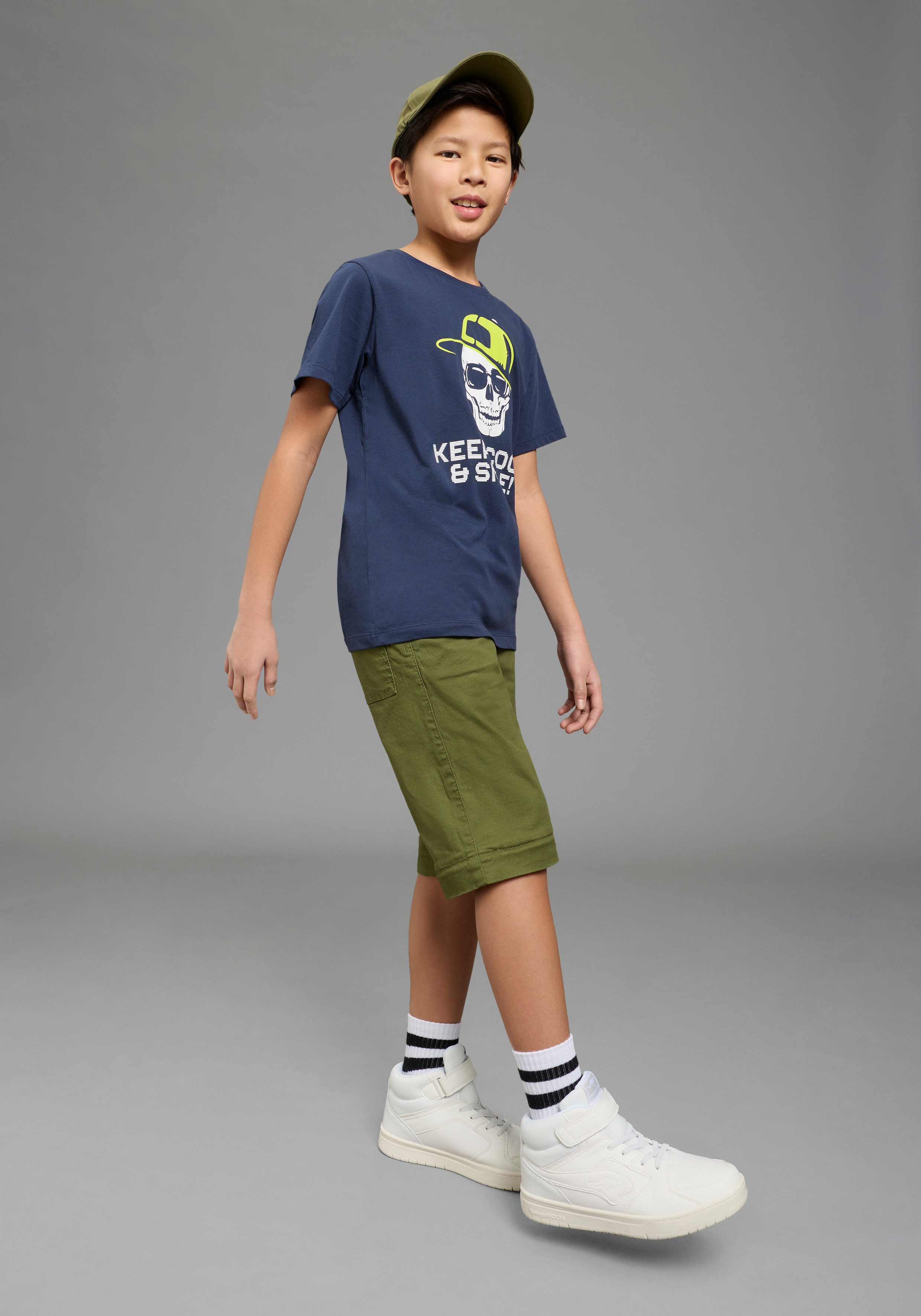 KIDSWORLD T-Shirt Mit Sprüche-Print: KEEP COOL... kurzärmelig, basic geschnitten, Rundhalsausschnitt, aus Baumwolle – Bild 4 von 5