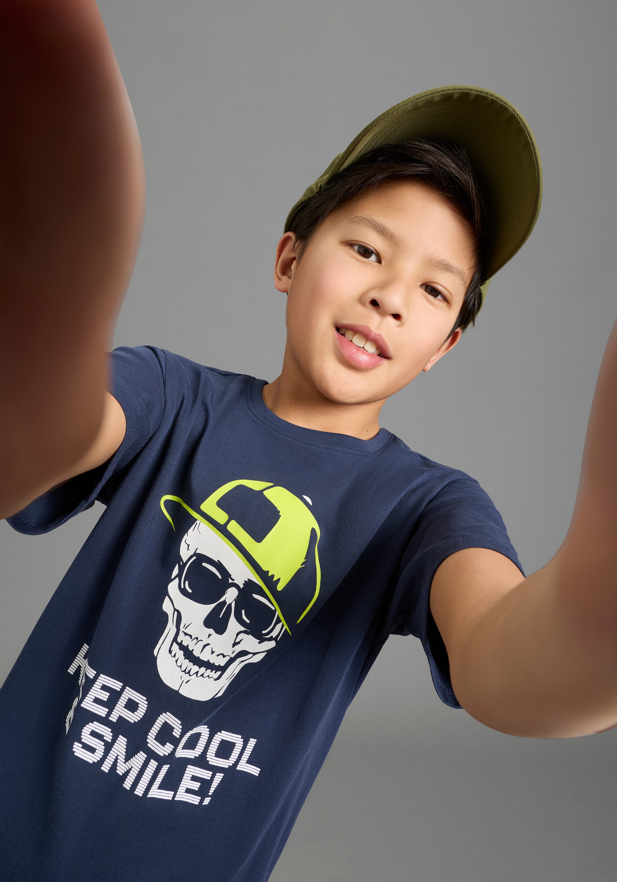 KIDSWORLD T-Shirt Mit Sprüche-Print: KEEP COOL... kurzärmelig, basic geschnitten, Rundhalsausschnitt, aus Baumwolle