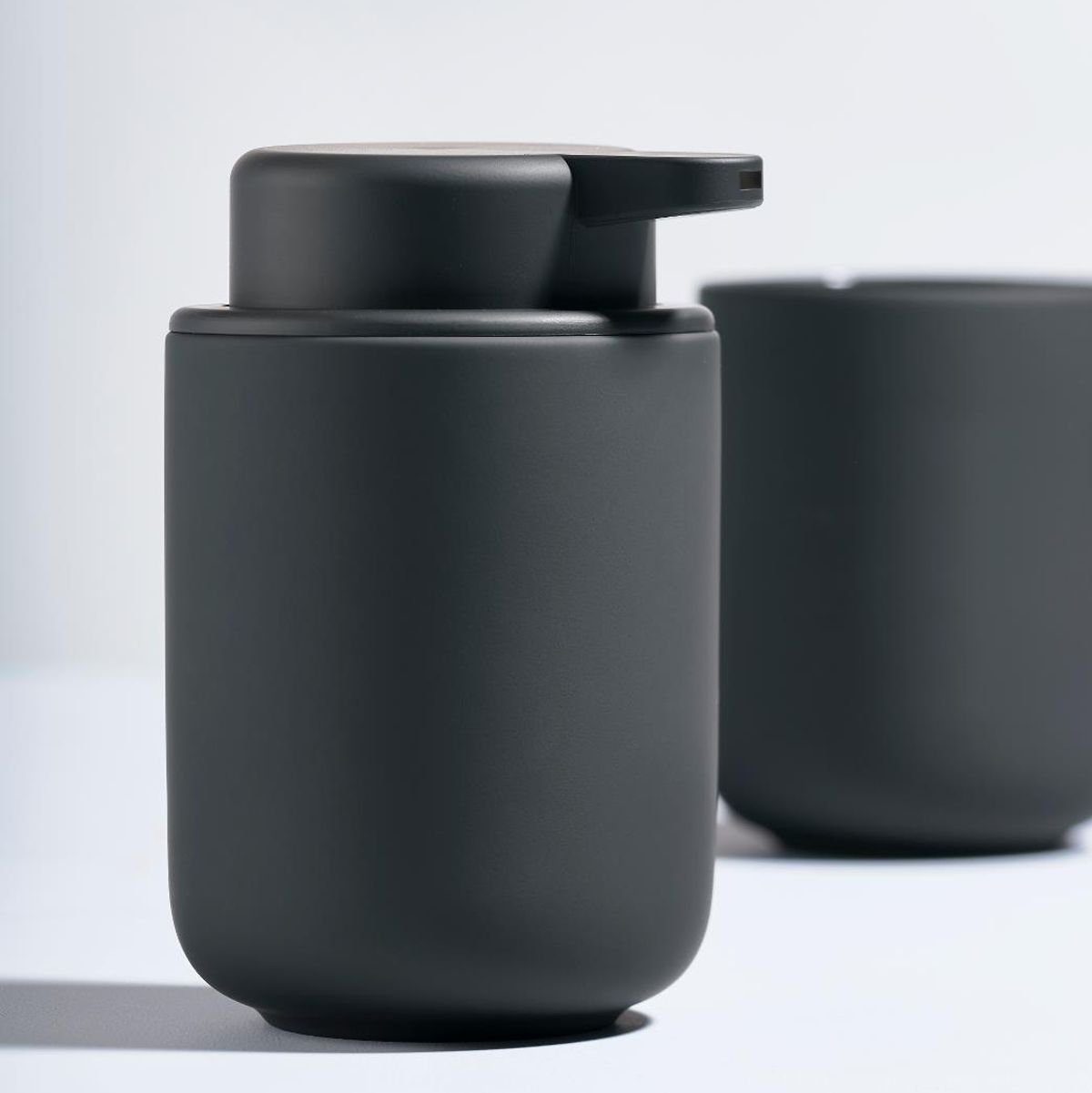 Zone Denmark Seifenspender ZONE Seifenpumpe UME Schwarz, Keramik mit Soft-Touch, (Stück)