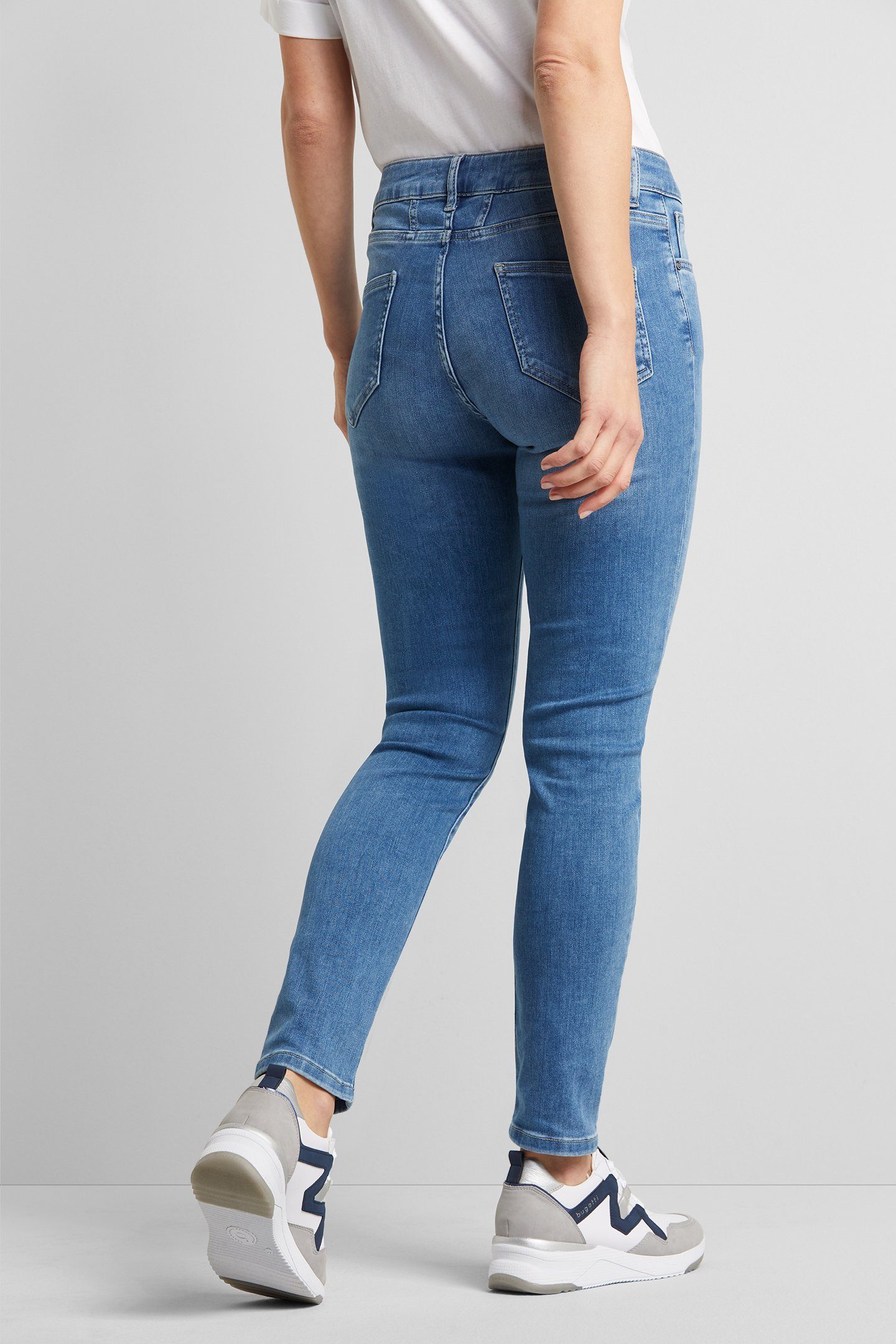 Optik bugatti einer in hellblau coolen 5-Pocket-Jeans
