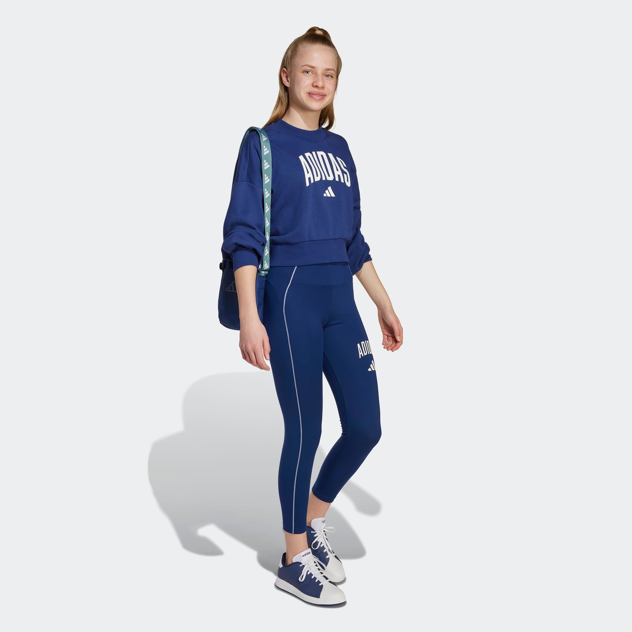 adidas Sportswear Sweatshirt SEASONALS ESSENTIALS COLLEGIATE TYPOGRAPHY CREWNECK KIDS sportlicher Stil, ohne Verschluss, mit Rundhalsausschnitt