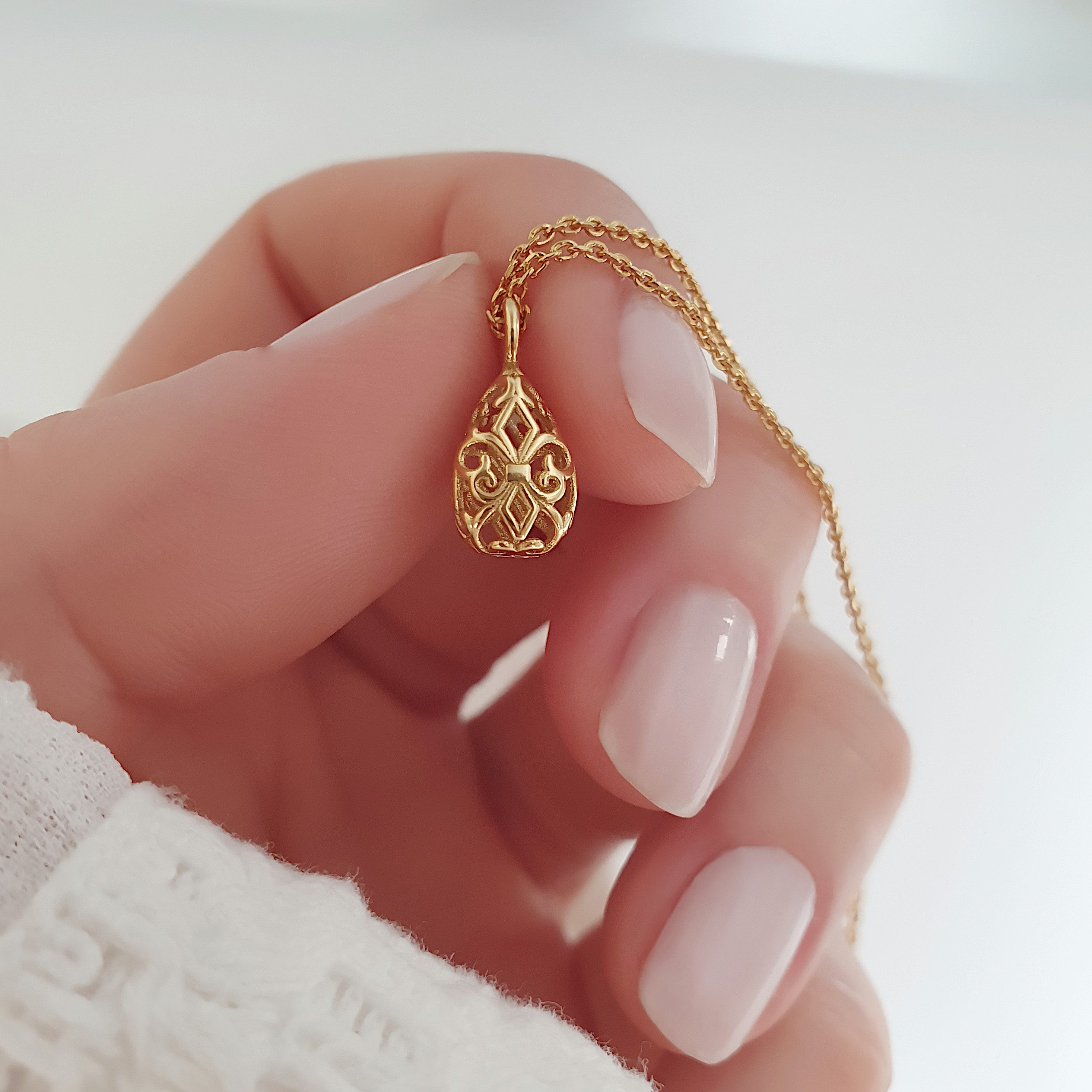SCHOSCHON Charm-Kette Fleur-de-Lis Tropfen Anhängerkette 925 Silber minimalistisch, Zartes Schmuckstück