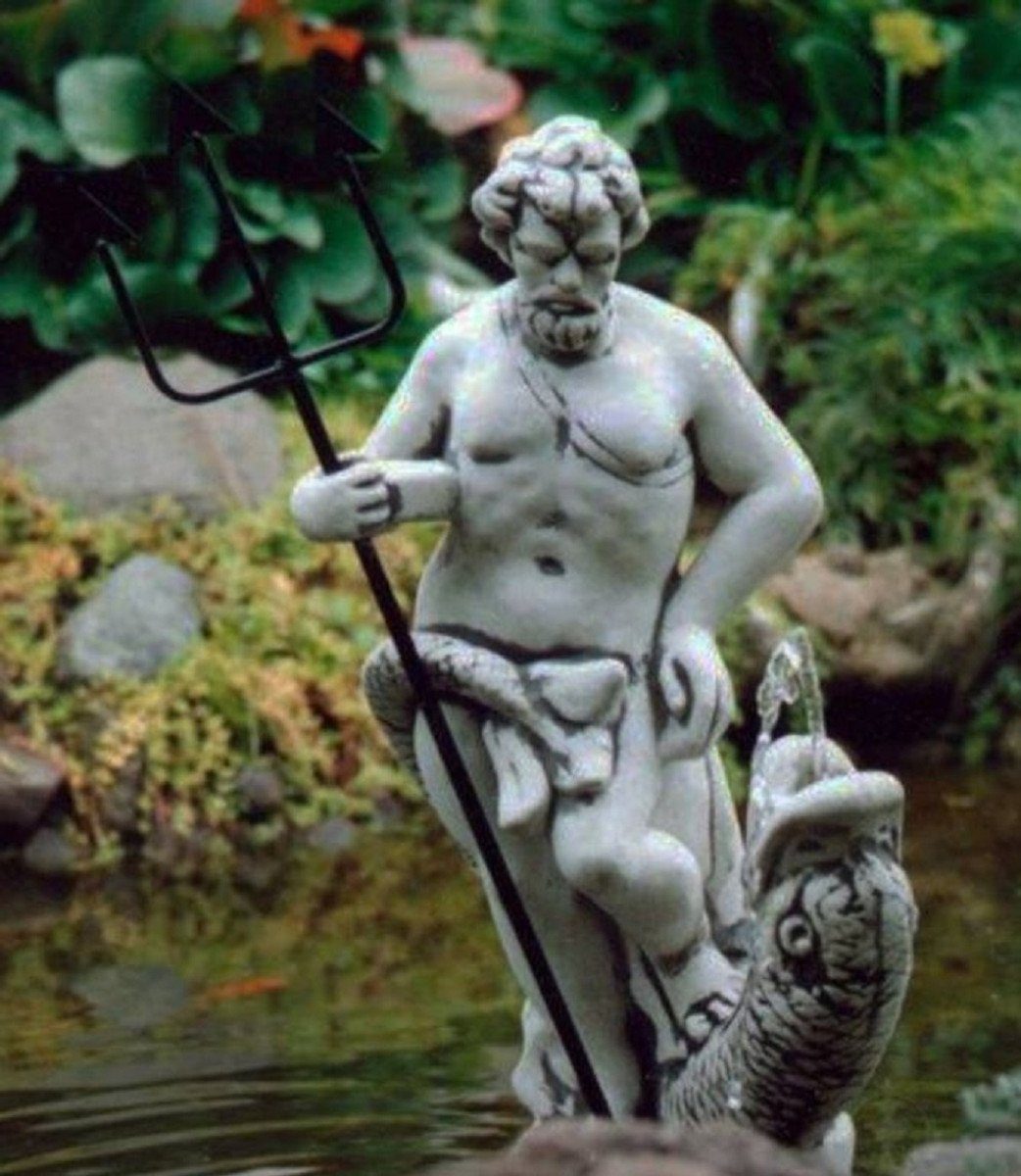 Casa Padrino Skulptur Jugendstil Wasserspeier Skulptur Neptun mit Fisch Grau / Schwarz 23 x 23 x H. 70 cm - Elegante Wasserspeier Stein Figur - Barock & Jugendstil Garten Deko Accessoires | Skulpturen