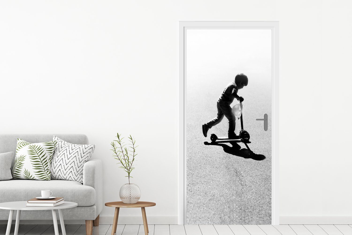 MuchoWow Türtapete Schwarz-Weiß-Foto eines einem auf Fototapete Türaufkleber, St), Matt, für Jungen 75x205 cm Motorroller, (1 bedruckt, Tür