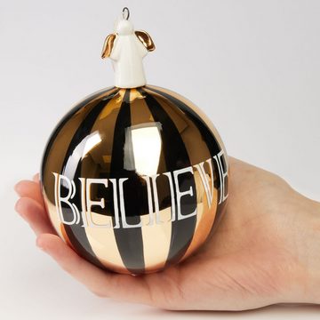 BRUBAKER Weihnachtsbaumkugel Premium Weihnachtskugel Believe Gold Schwarz - 10cm Baumkugel aus Glas (1 St), Christbaumschmuck mit Engel Porzellan-Figur - Christbaumkugel aus Glas