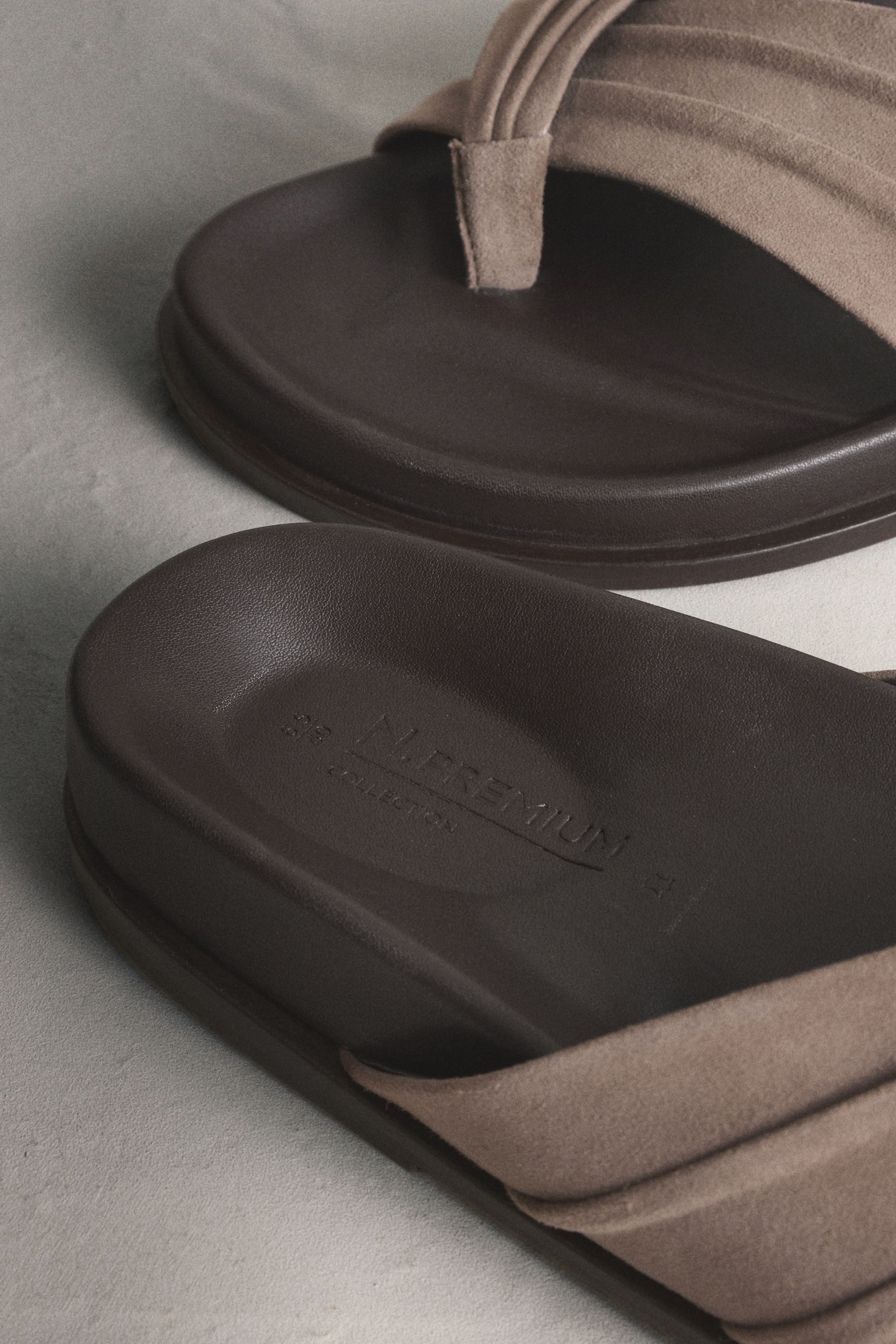 Next N. Premium Zehentrenner-Sandalen mit Fußbett Sandale (1-tlg)