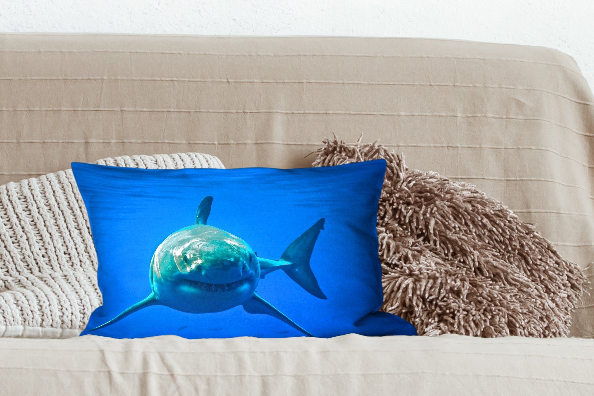 MuchoWow Dekokissen Weißer Hai schwimmt Schlafzimmer mit im Ozean, Dekokissen Wohzimmer Zierkissen, Füllung, Dekoration