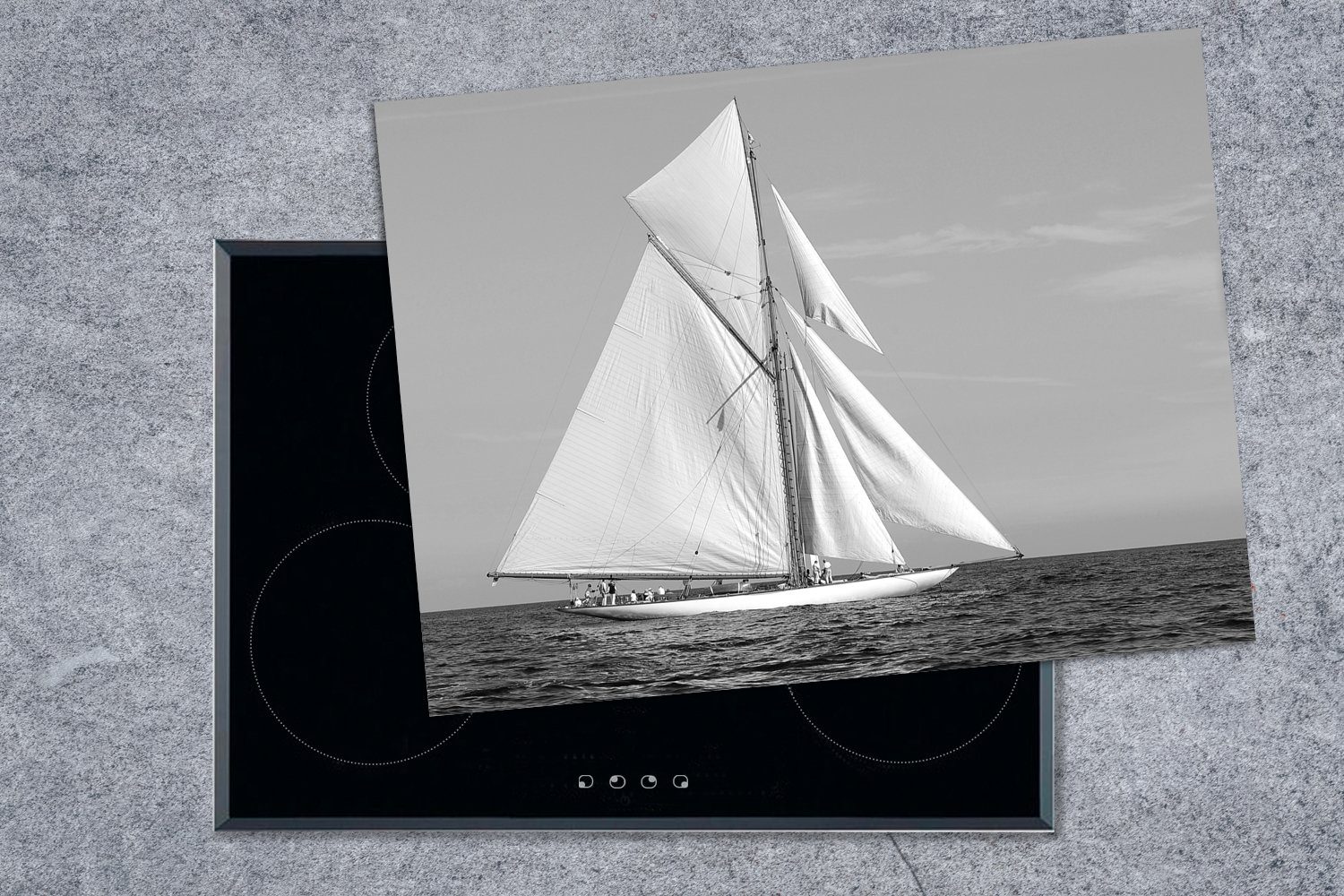 70x52 Vinyl, Arbeitsfläche bei tlg), - MuchoWow Tropez und Mobile weiß, Segelboot Ceranfeldabdeckung Herdblende-/Abdeckplatte cm, (1 schwarz nutzbar, Saint