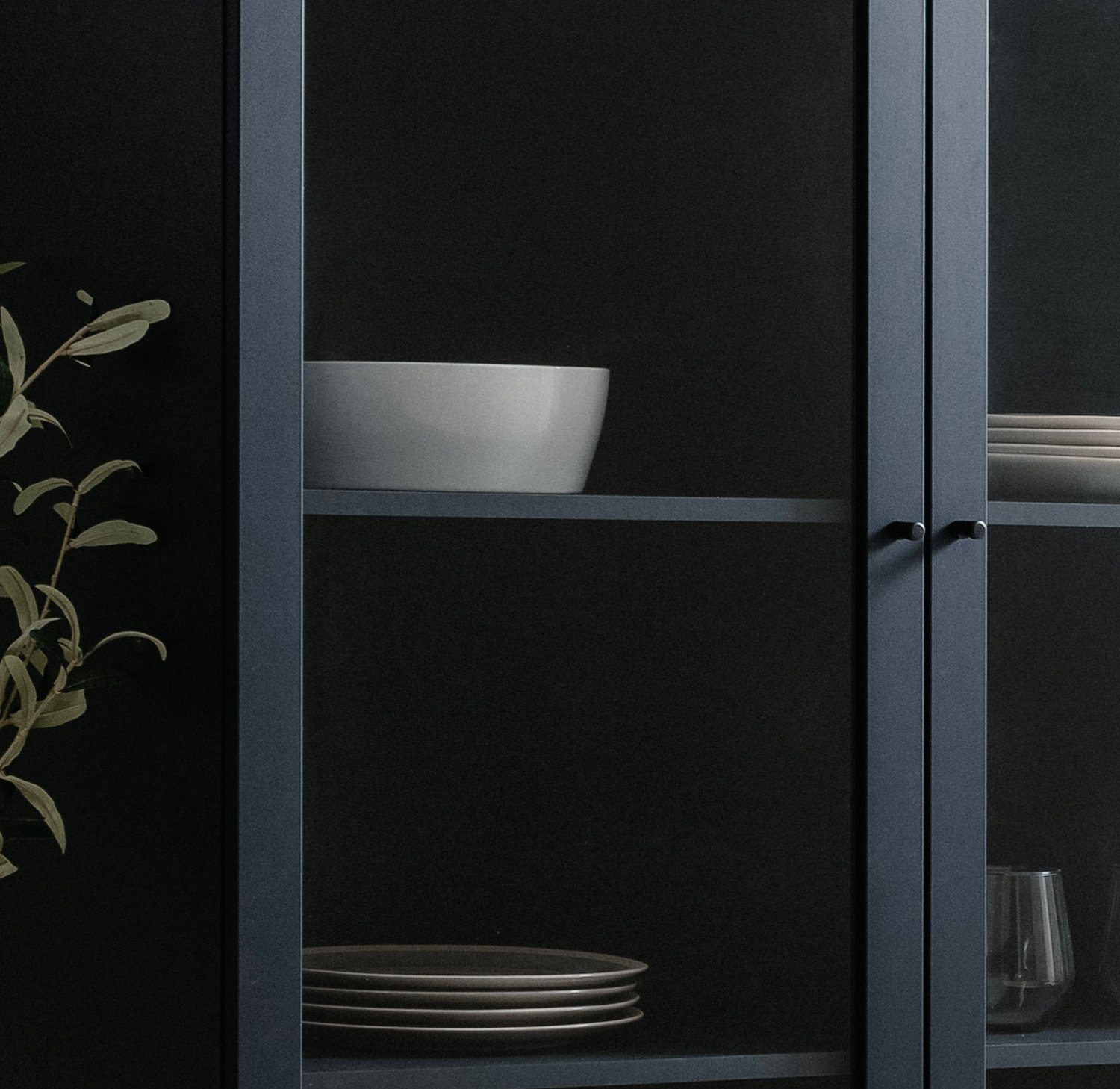 Furn.Design Vitrine Barina (Vitrinenschrank in dunklem blau, 100 x 183 cm) 8 Fächer und 2 Schubladen