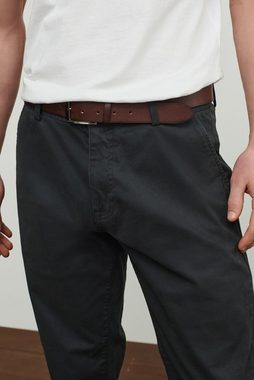 Next Chinohose Straight Fit Chinohose mit weichem Griff + Gürtel (2-tlg)