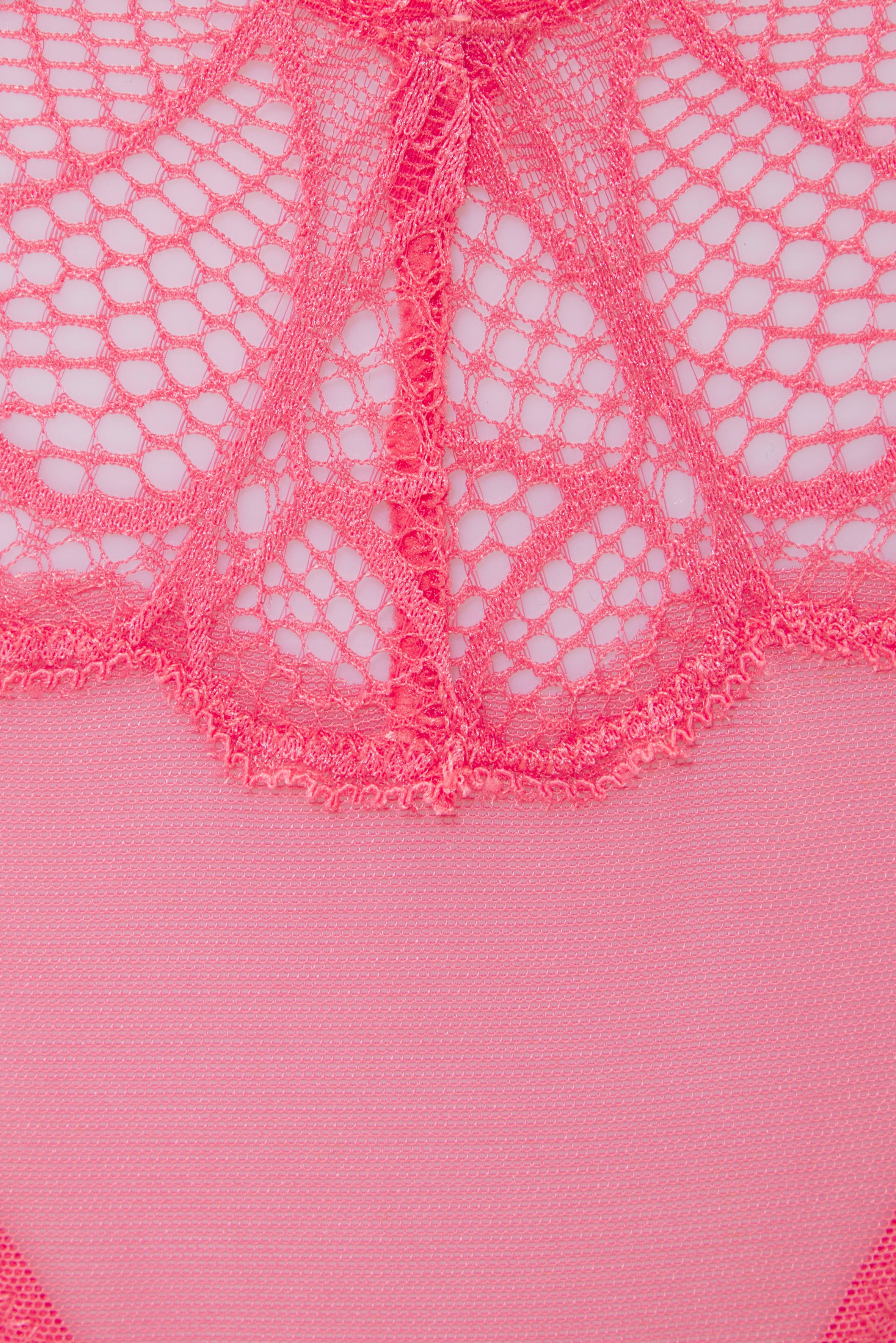 LASCANA String mit schönem Bund aus feiner Spitze