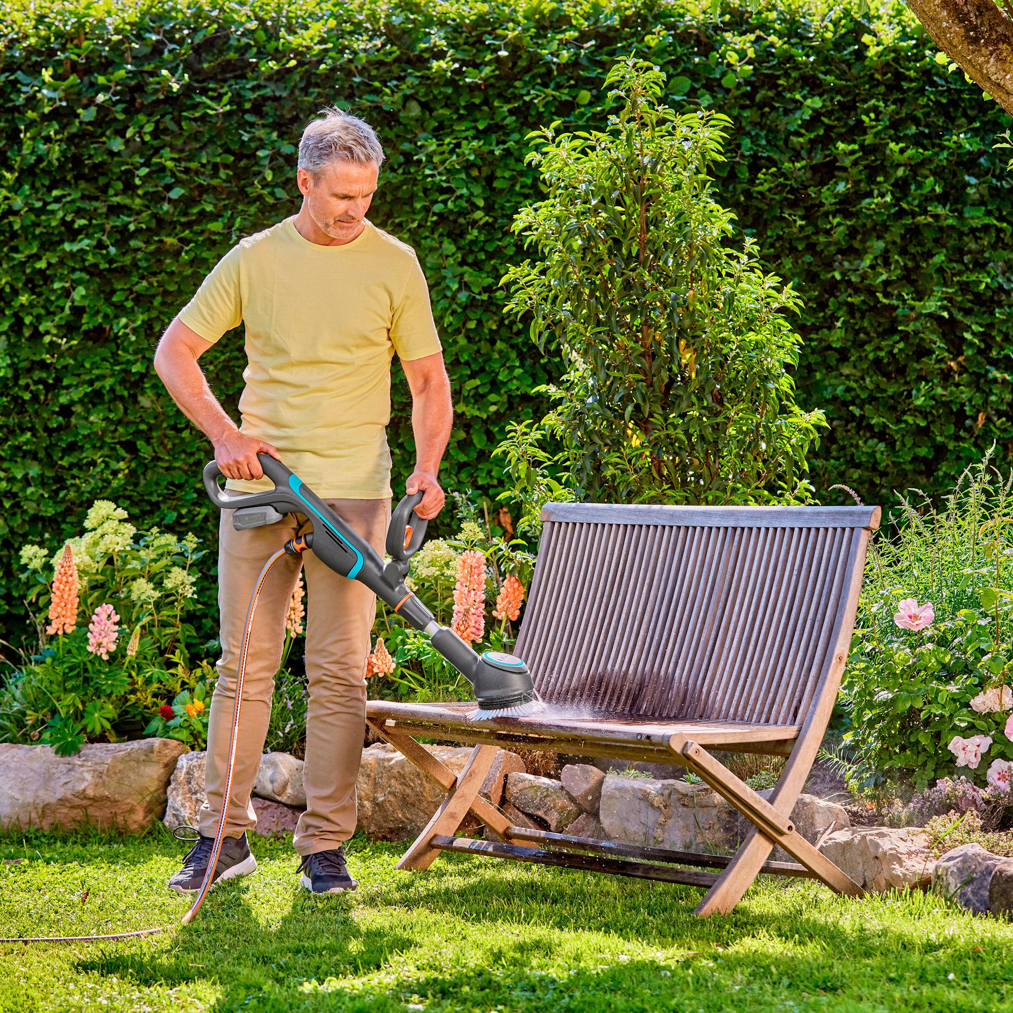 GARDENA Handkehrmaschine GARDENA Akku-Multi-Reiniger AquaBrush Compact 18V