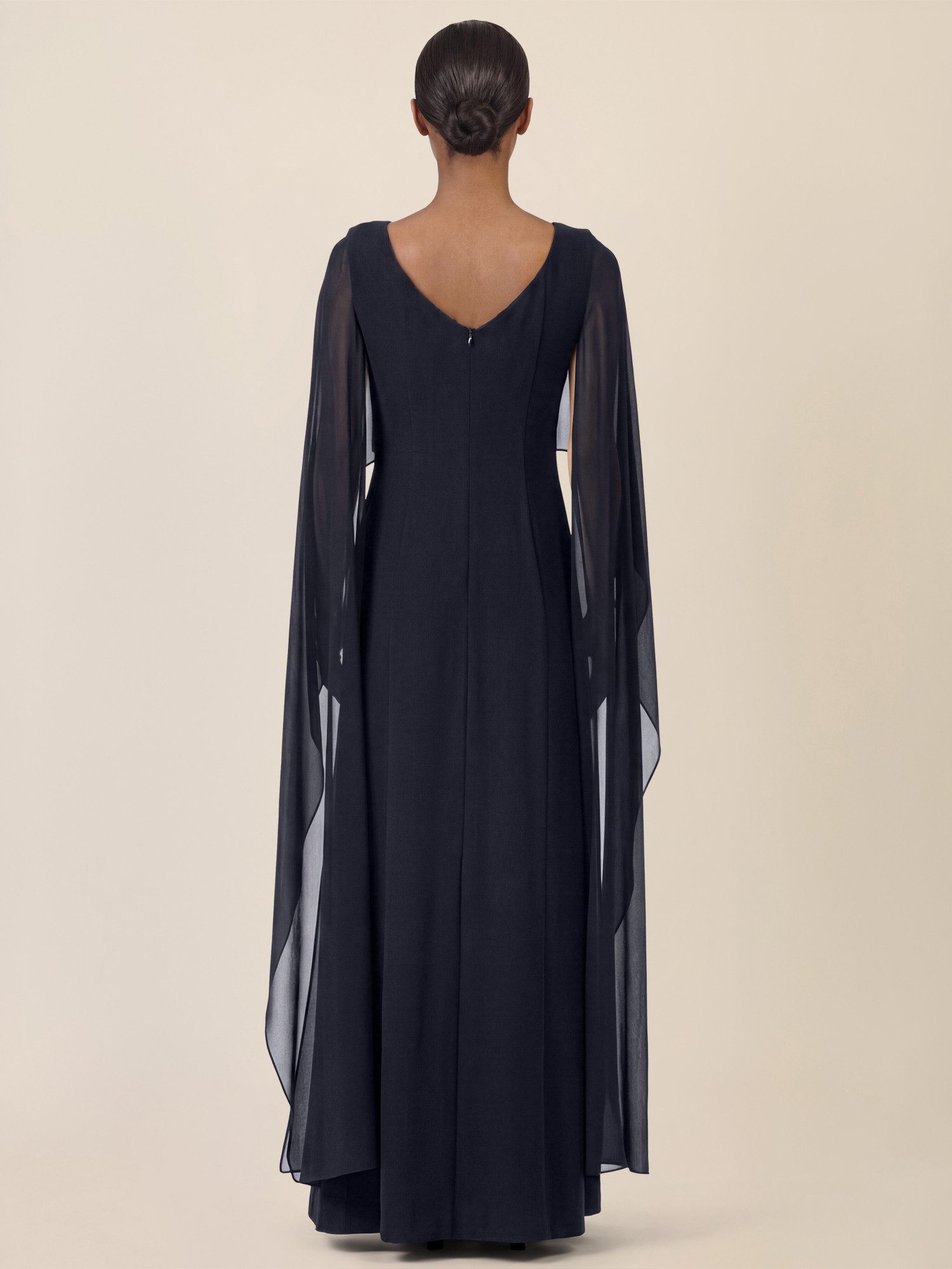 Apart Abendkleid mit Cape