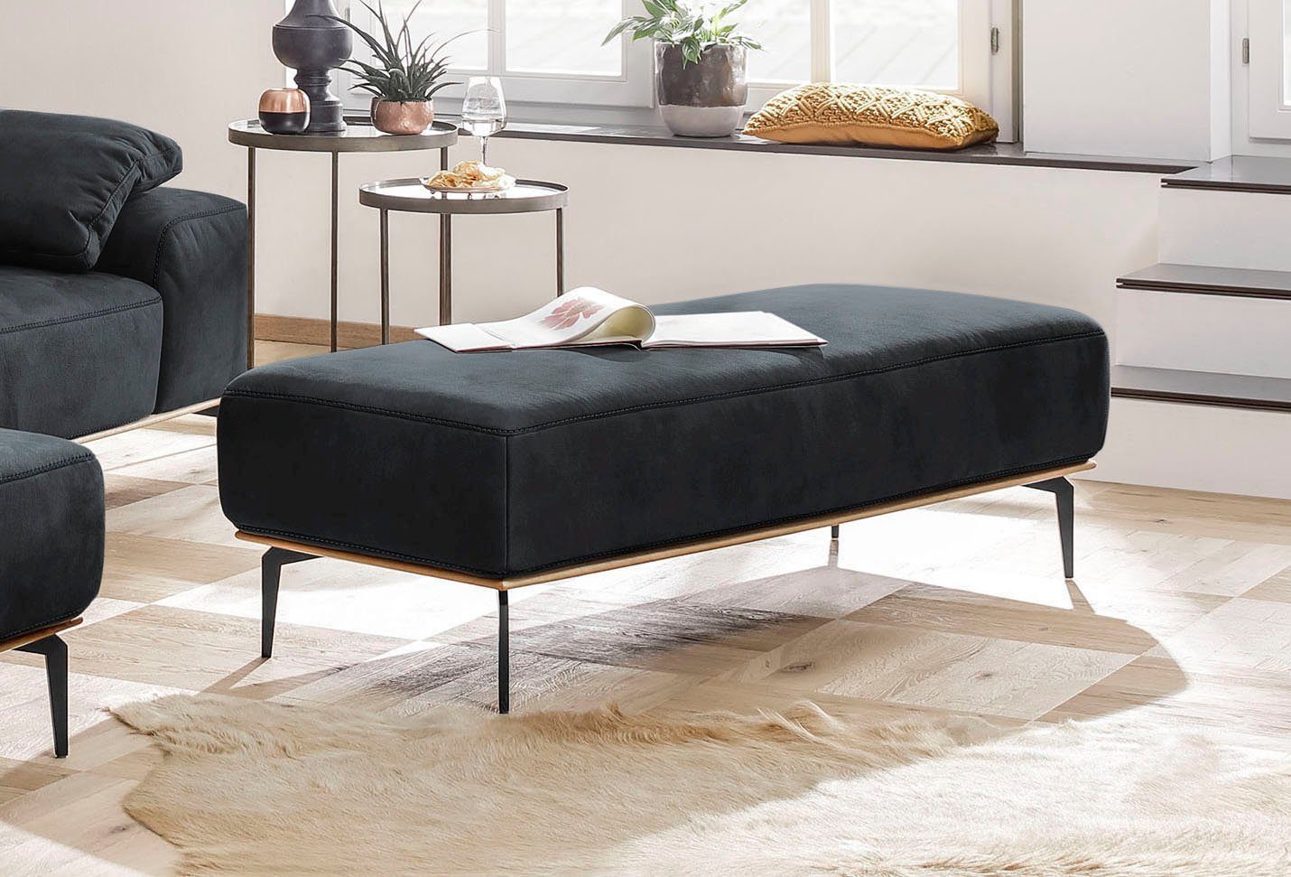 W.SCHILLIG Polsterhocker run, mit Holzsockel, Füße in Schwarz pulverbeschichtet, Breite 150 cm