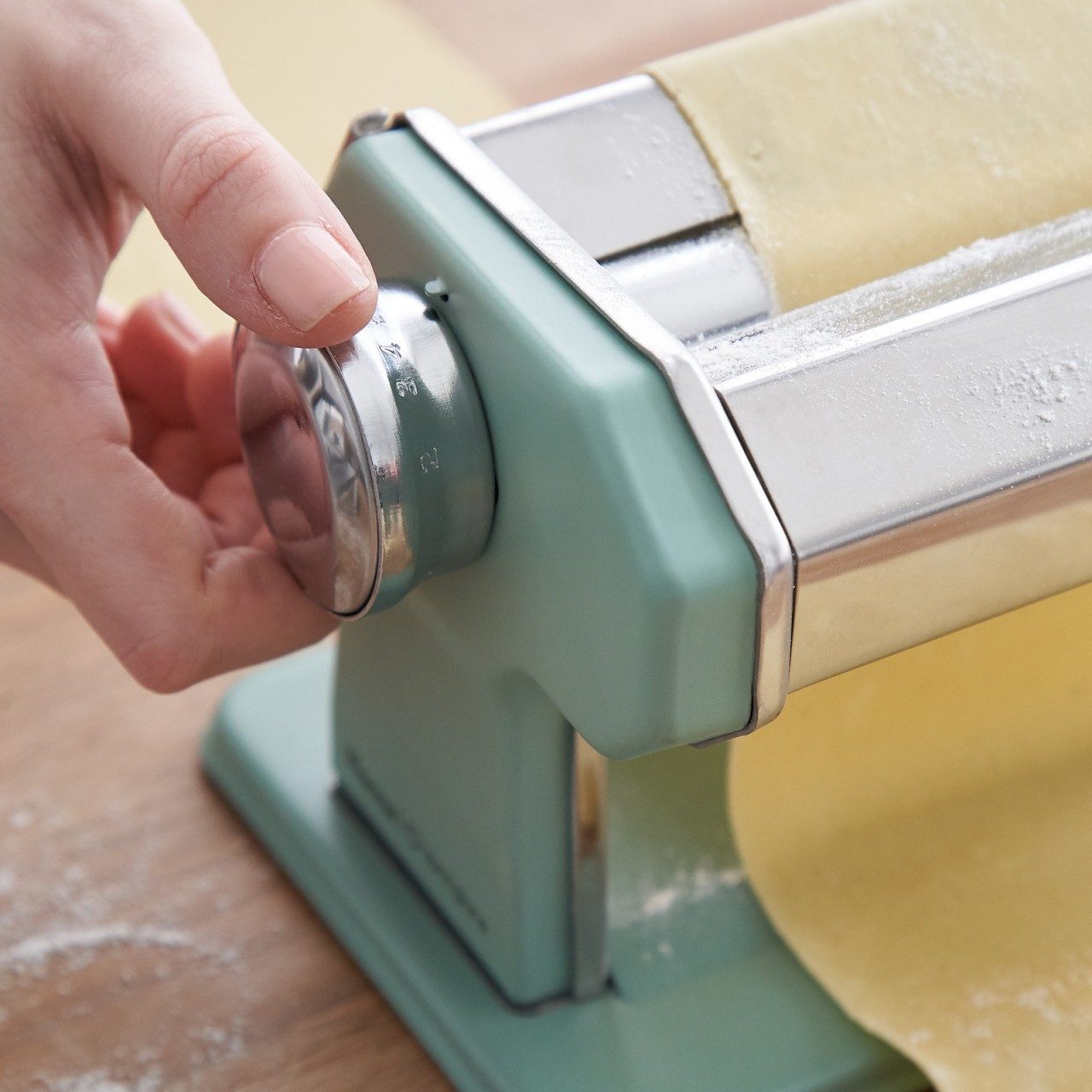 Springlane Nudelmaschine - Manuelle Nudelmaschine aus Edelstahl inkl. Linguine Aufsatz, Rezeptbuch, Nudeltrockner & 3 Schneideaufsätze, 9 Teigdicke-Stufen
