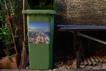MuchoWow Wandsticker Abenddämmerung über der Küste von Brisbane in Australien (1 St), Mülleimer-aufkleber, Mülltonne, Sticker, Container, Abfalbehälter