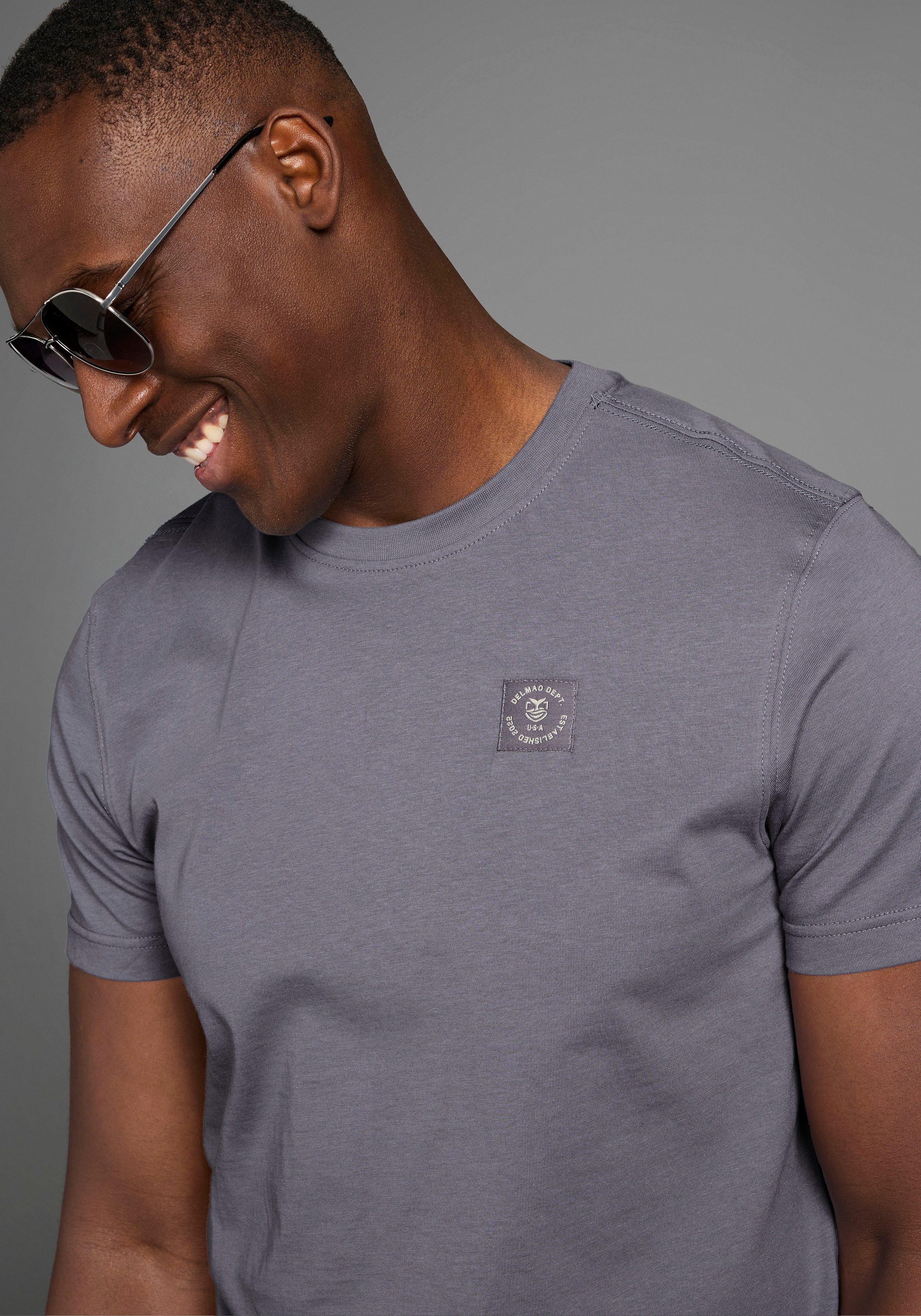 DELMAO Rundhalsshirt Kurzarm, Regular Fit, basic, aus 100% Baumwolle