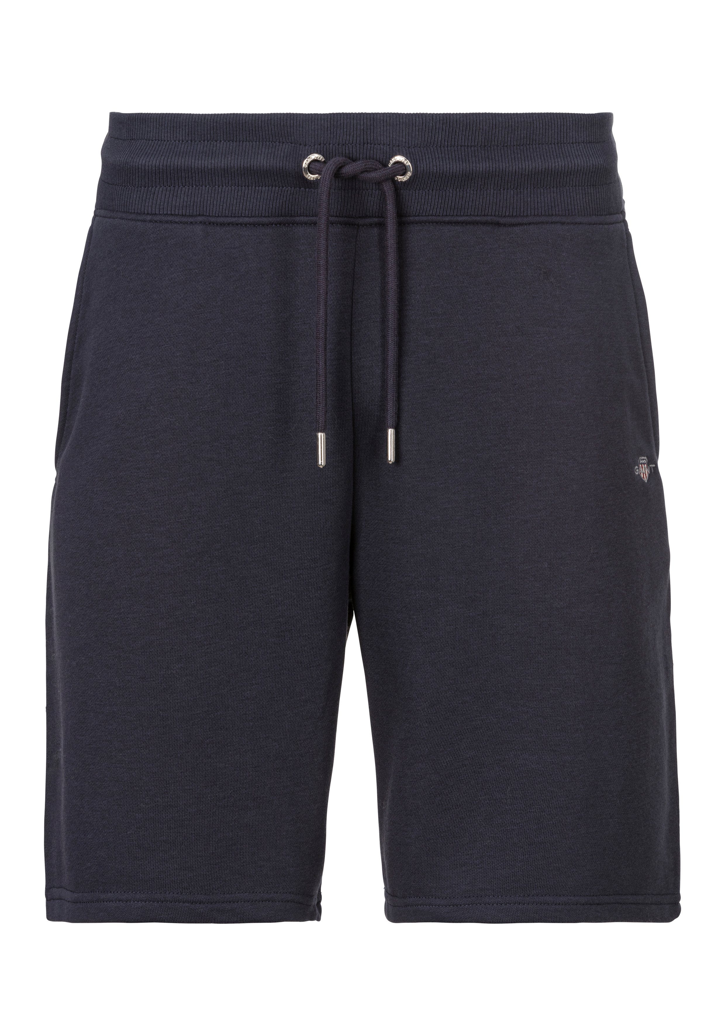 Gant Sweatshorts REG SHIELD SWEAT SHORTS mit einer kleinen Logostickerei unter der Eingriffstasche