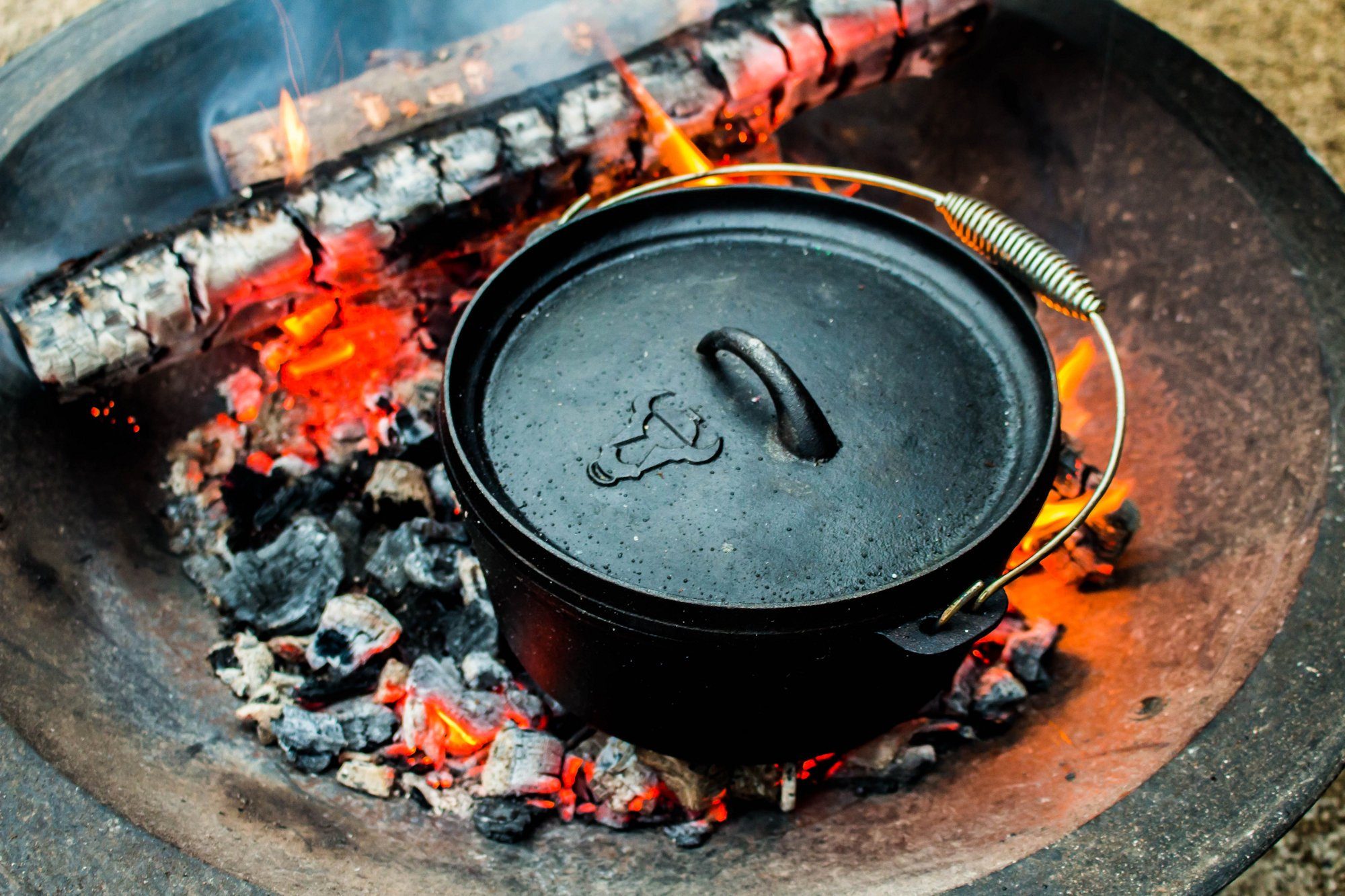 BBQ-Toro Grilltopf 7-teiliges Dutch Oven Set in Holzkiste mit Zubehör, gusseisen, Gusseisen (7-teiliges Dutch Oven Set mit Holzkiste und viel Zubehör, 7-tlg)
