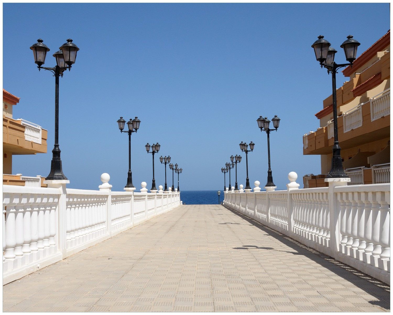 Wallario Poster, Promenade mit Blick aufs Meer, in verschiedenen Ausführungen