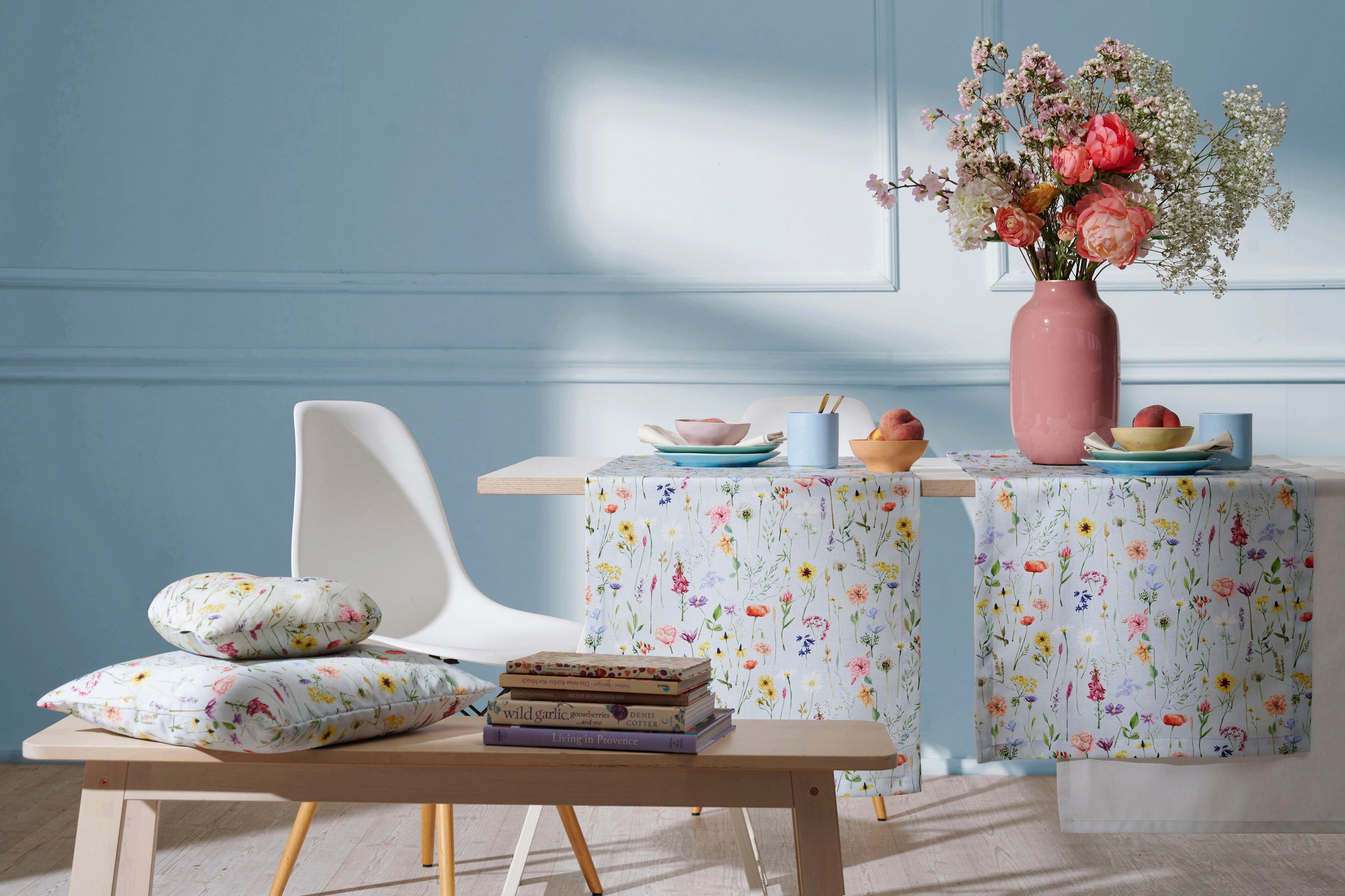 APELT Tischläufer (1-tlg), wie einer Frühling hellblau, SPRINGTIME, Frühjahrsdeko, mit Digitaldruck, Streublumenwiese 6815 Frühjahrsblüten, bunt auf