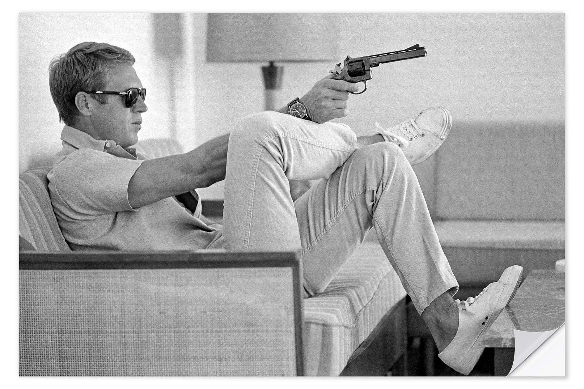 Posterlounge Wandfolie Celebrity Collection, Steve McQueen mit Revolver, Wohnzimmer Fotografie