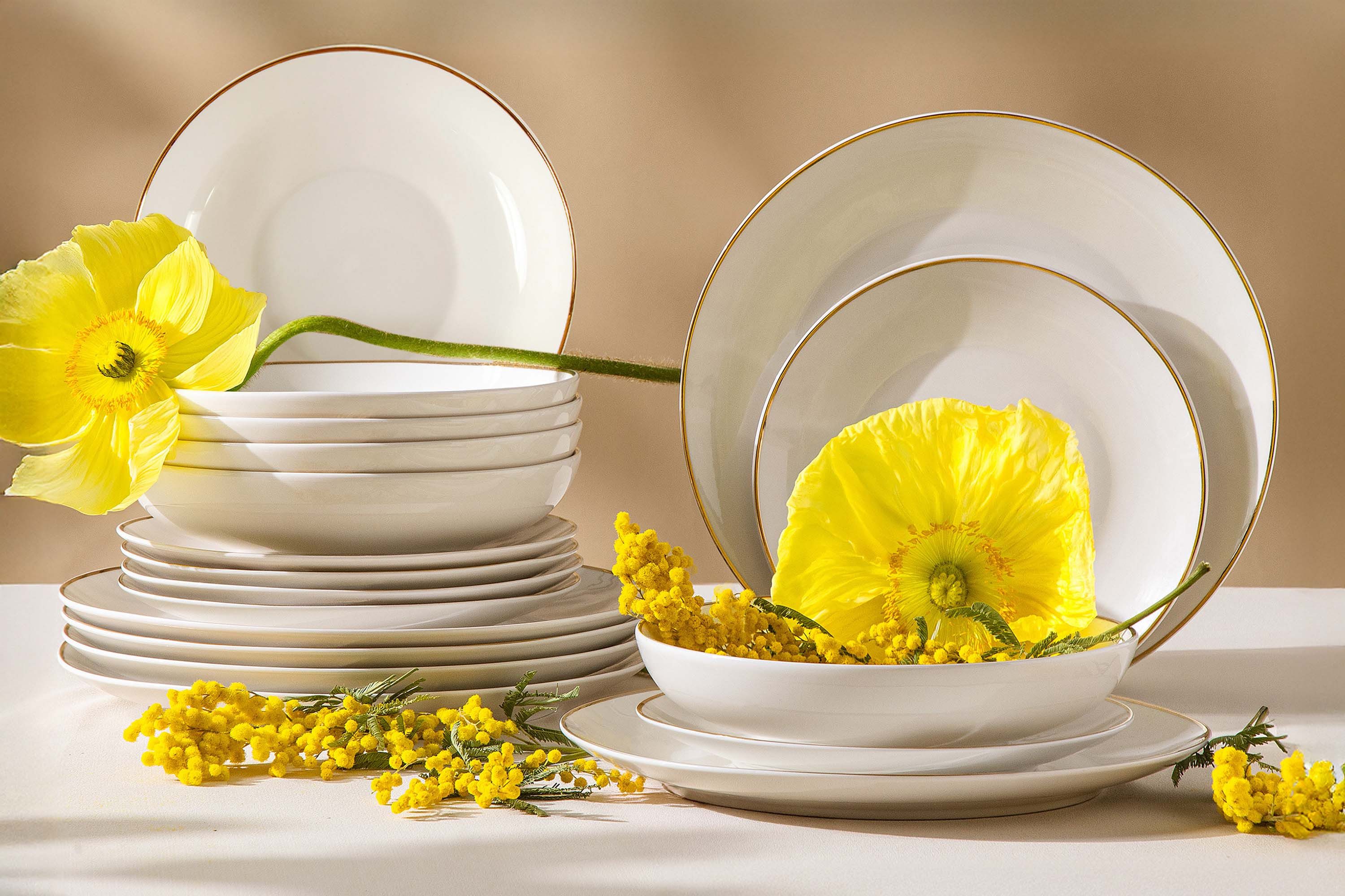 KONSIMO® Tafelservice AD BELLA Geschirrset, Hartporzellan, ecrufarben (18-tlg), 6 Personen, Porzellan, ecru Farbe mit Goldlinie, Handwäsche empfohlen, zeitloses Design