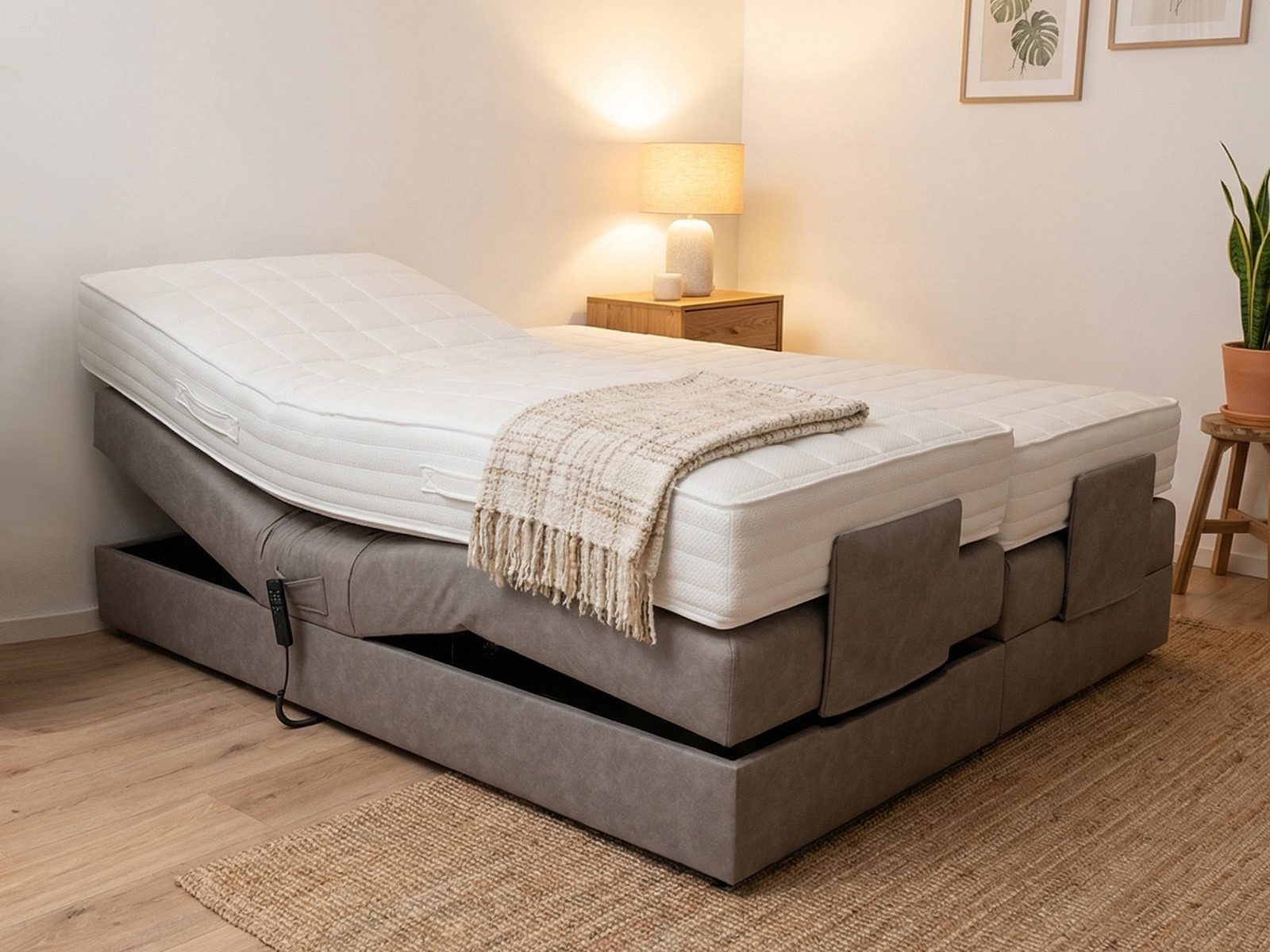 PAARA Boxspringbett ohne Kopfteil elektrisch verstellbar inkl. Matratze mit integrierten, mit einzigartigem Belüftungssystem