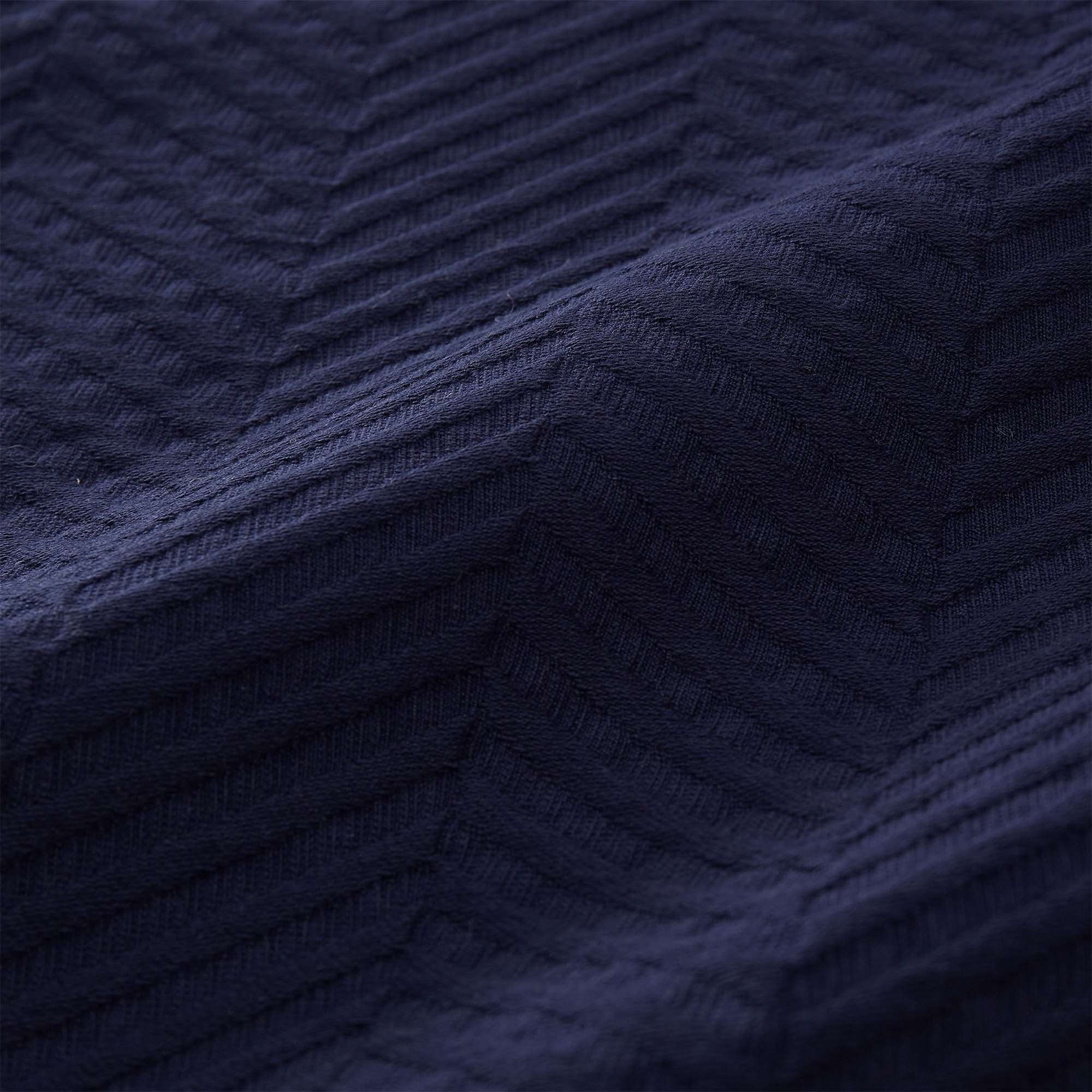 Lixa, Baumwolle Plaid aus Tagesdecke Baumwolldecke Dunkelblau mit Fischgrätstruktur Urbanara,