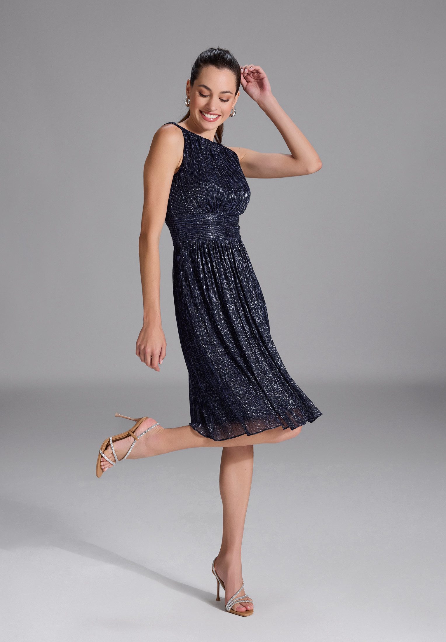 SWING Cocktailkleid - Plissiertes Metallickleid mit Taillenpasse Taillierter Schnitt mit ausgestelltem Rockteil