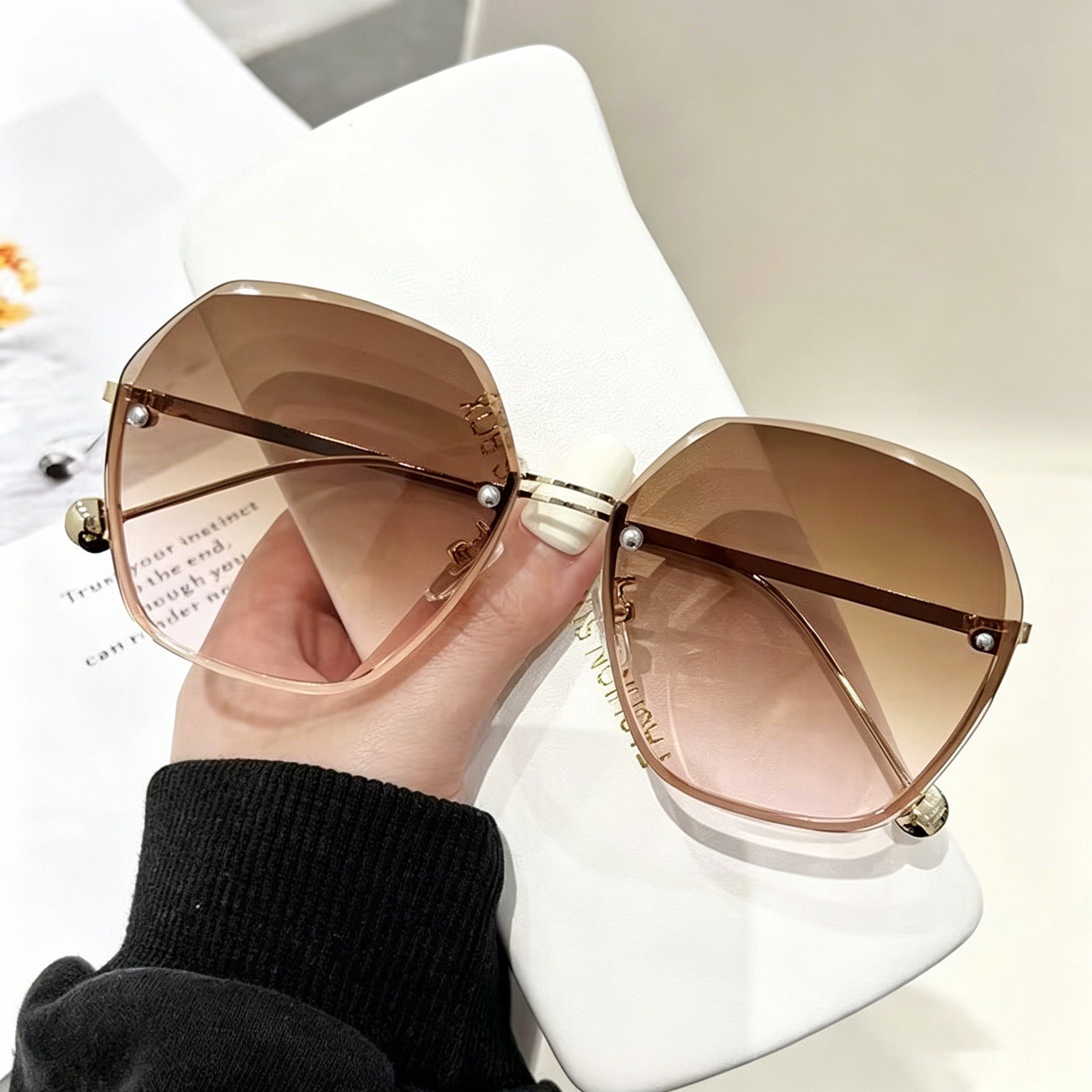 ibettertec Sonnenbrille Sonnenbrille Sonnenbrille Damen Rahmenlose mit Diamant Schliff UV 400 (Set, Aufbewahrungsbeutel, Mikrofasertuch, Brillenetui, Sonnenbrille) Transparent Farbverlauf Gläser Brille Outdoor Reisen