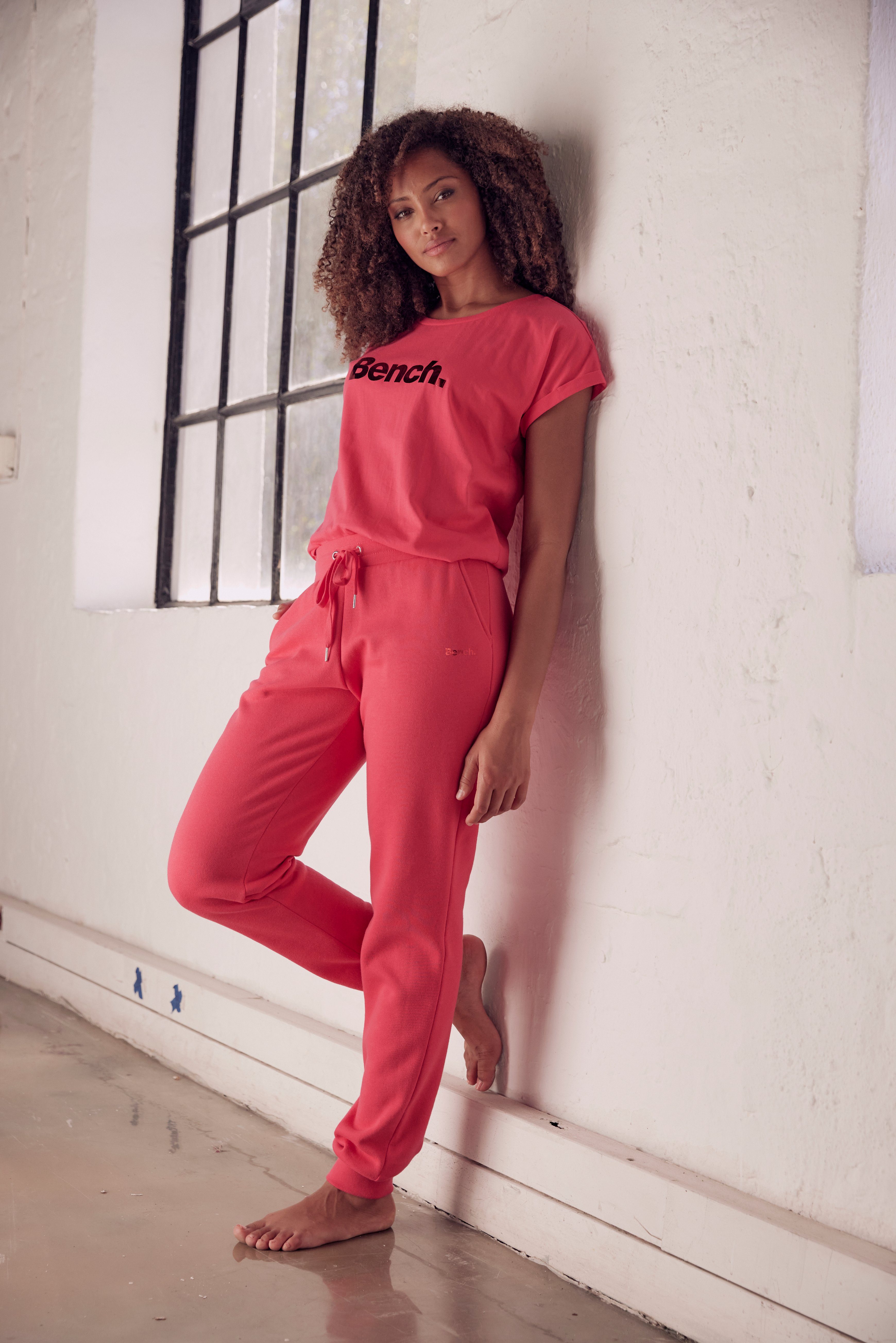 Loungeshirt pink glänzendem -Kurzarmshirt, T-Shirt Loungewear mit Logodruck, Loungewear Bench.