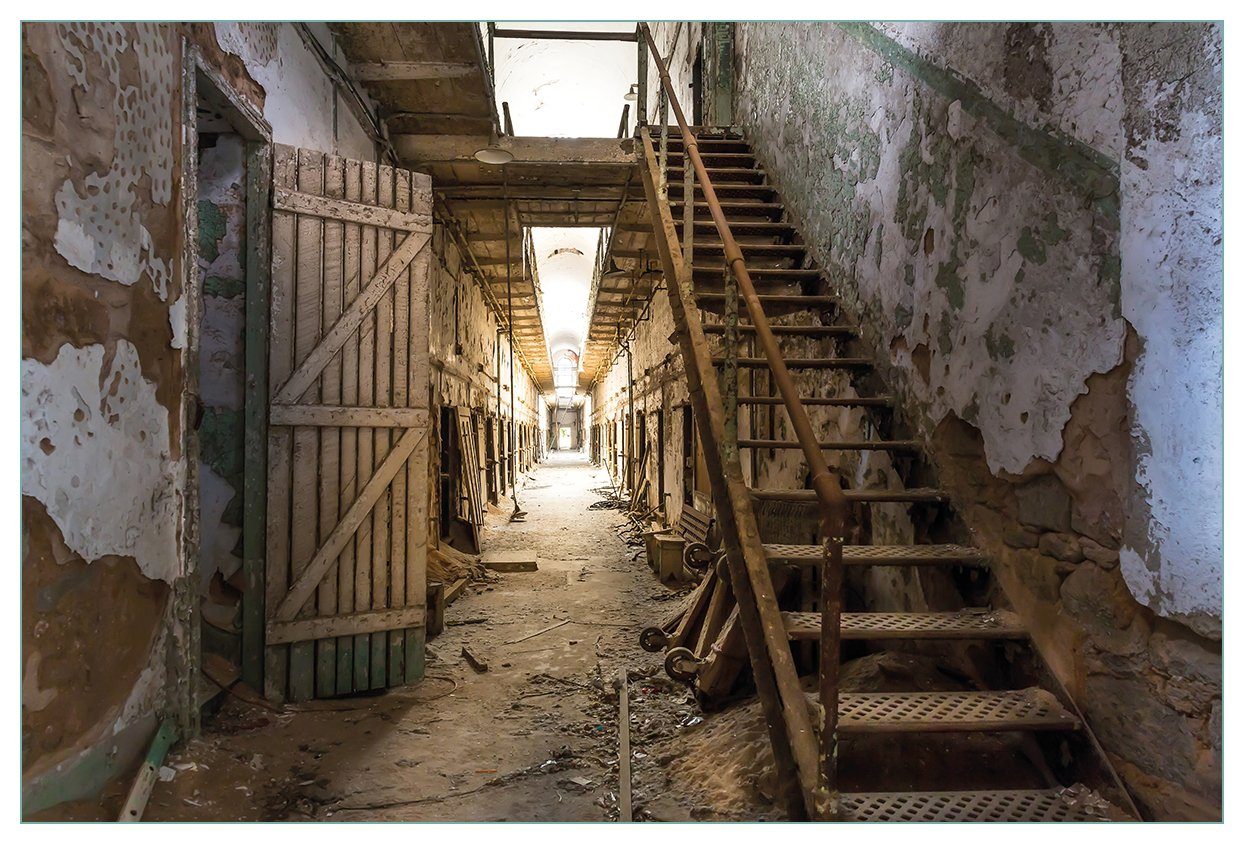 Gefängnis, (1-tlg) Küchenrückwand Leuchtender Gang verlassenen in altem Wallario