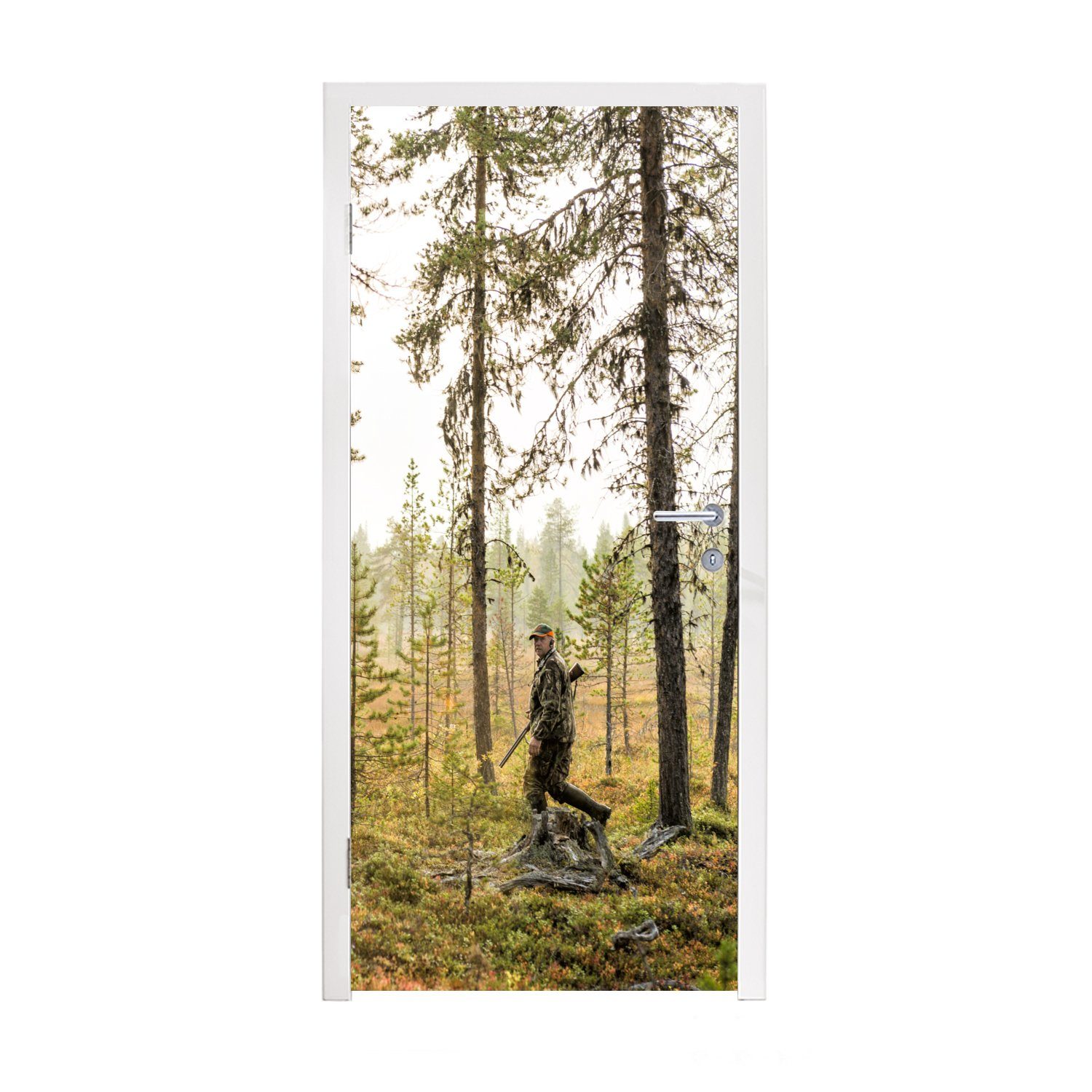 bedruckt, ist St), (1 der Fototapete cm Türaufkleber, Matt, Ein 75x205 im auf Jagd Wald, Mann Tür, für Türtapete MuchoWow