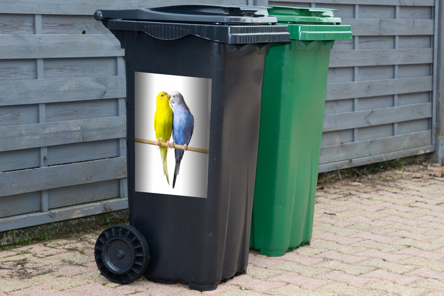 Zwei weißen Sticker, Mülleimer-aufkleber, Container, St), Sittiche (1 liebende Mülltonne, einem Wandsticker Hintergrund MuchoWow auf Abfalbehälter