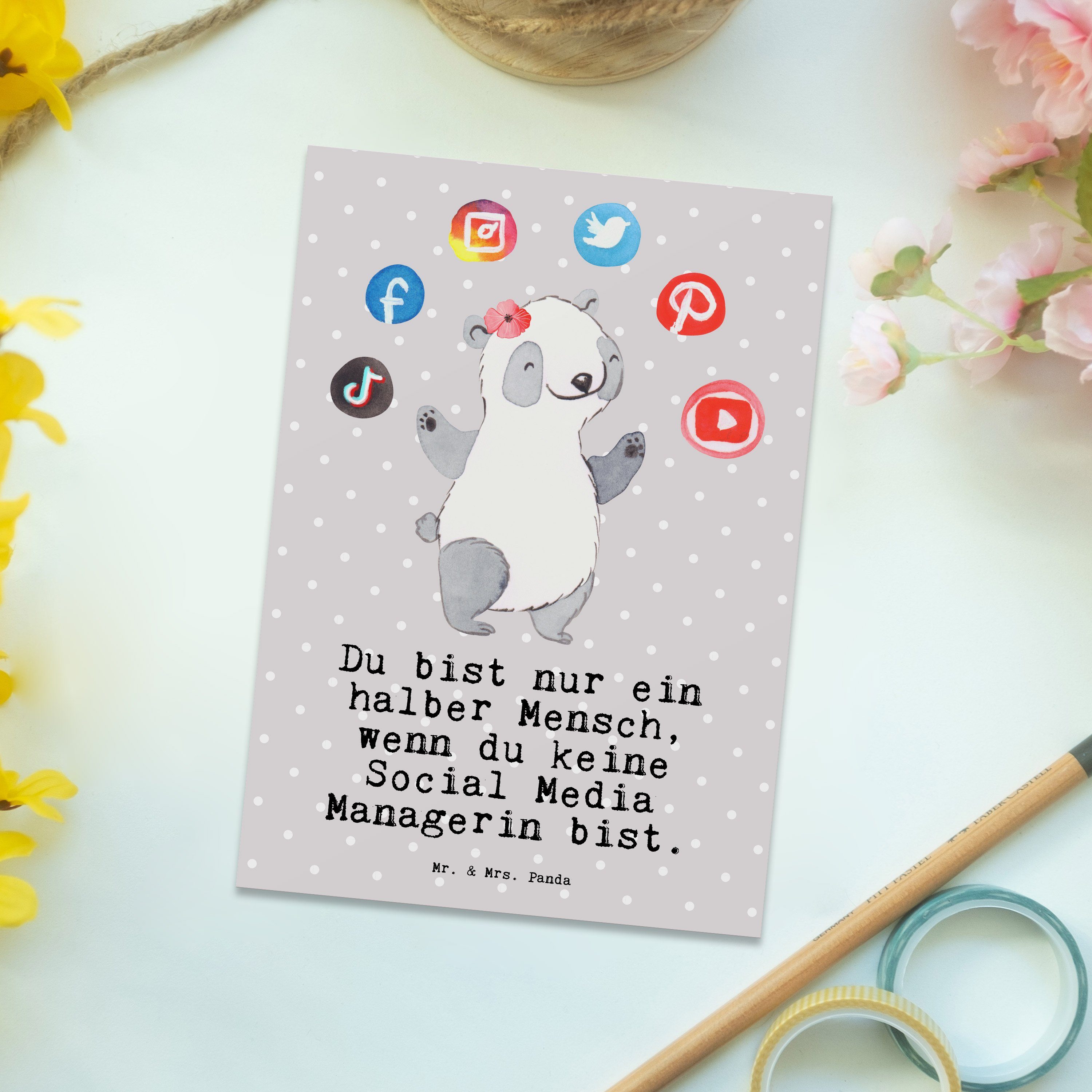 Mrs. Postkarte mit Geburtstag Pastell Mr. Geschenk, - Social & Managerin Herz Panda - Grau Media