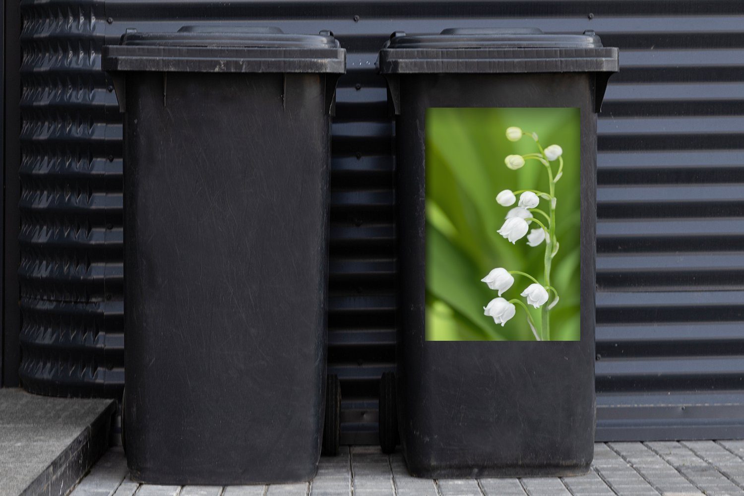 MuchoWow Wandsticker Das St), (1 Umgebung Abfalbehälter Maiglöckchen einer Mülleimer-aufkleber, Sticker, grünen Container, in Mülltonne