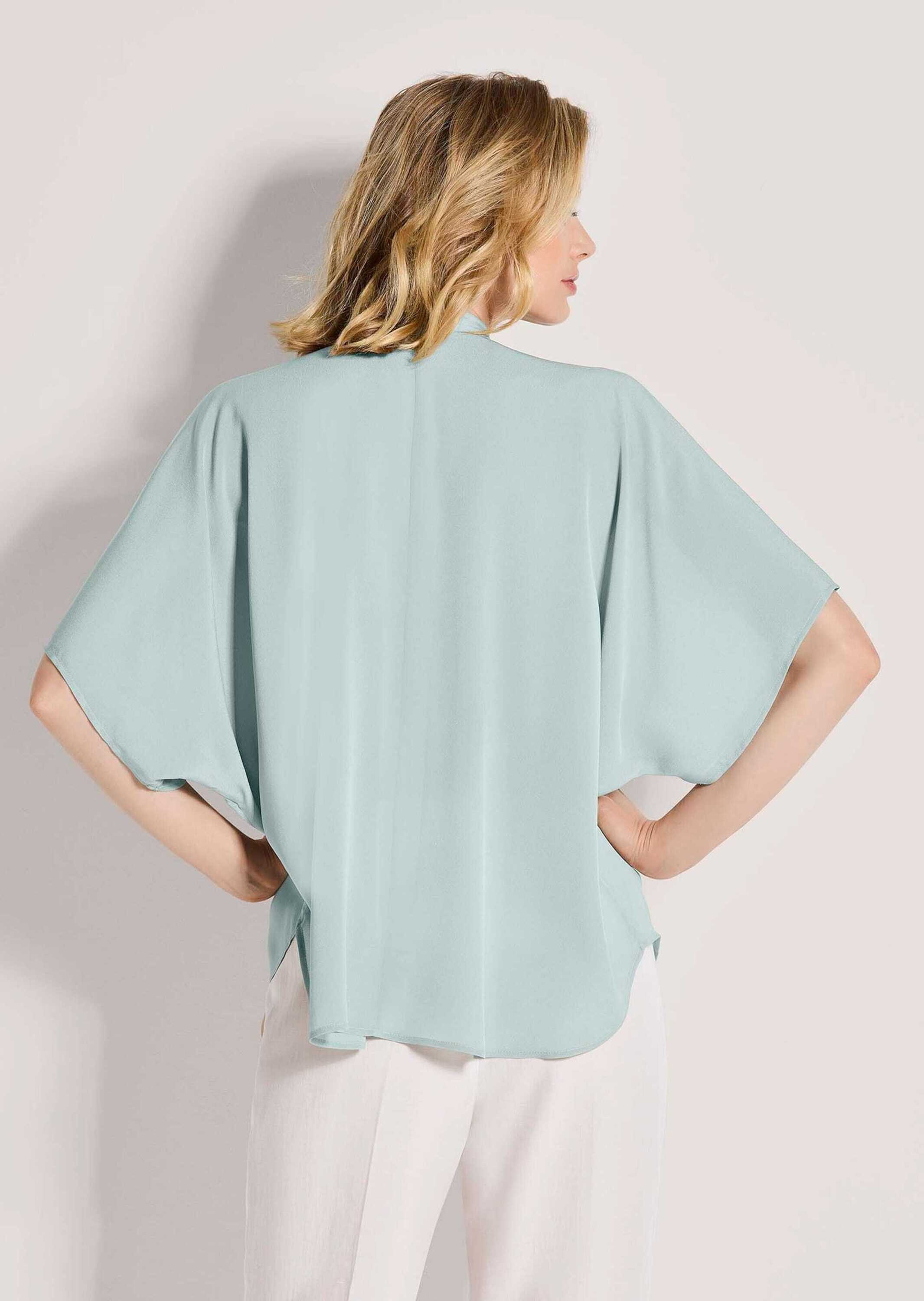 MADELEINE Kurzarmbluse Elegante Seidenbluse mit Rüschen Rüschenbluse mit Stehkragen, Knopfleiste und Halbarm