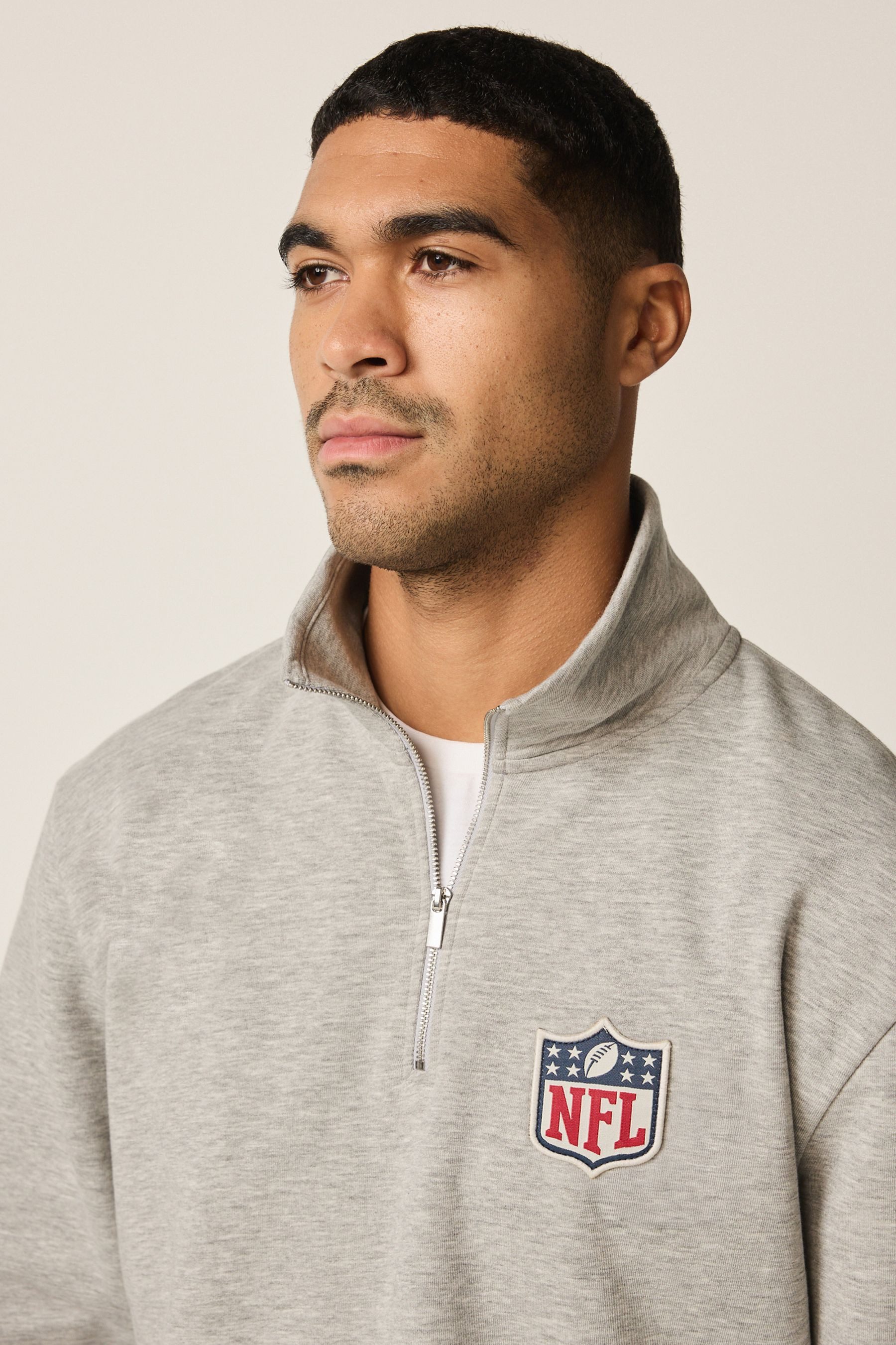 Next Sweater Lizenziertes Sweatshirt mit 1/4-RV und Grafik, NFL (1-tlg)