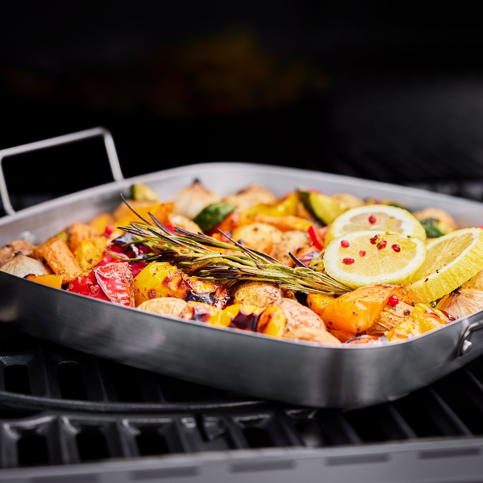 RÖSLE Grillschale BBQ Schale mit Griffen 27,5 x 27,5 cm Edelstahl, Edelstahl 18/0, (1-St), 2 Schnaupen, für Grill und Backofen geeignet