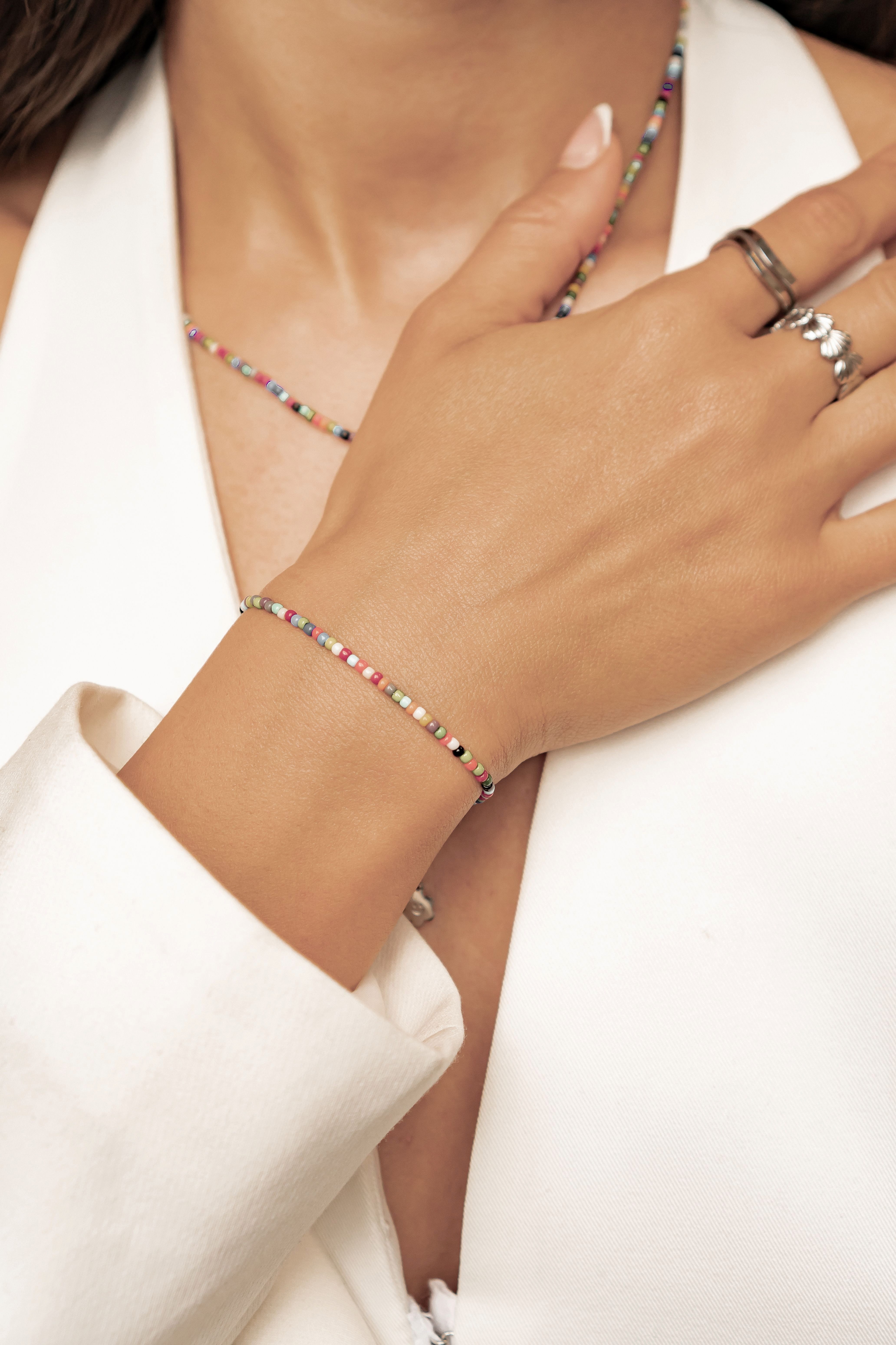 Hey Happiness Perlenarmband Sonnenuntergang, Filigrane Glasperlen, Minimalistisches Farbiges Armband Boho-Look, für Urlaub