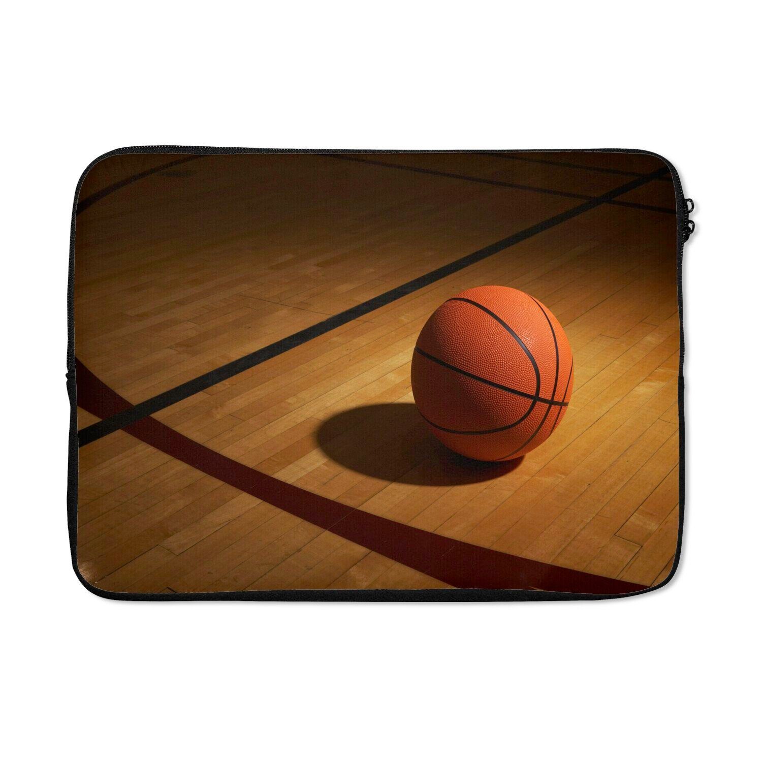 Laptop-Hülle Ein Basketball im Scheinwerferlicht auf einem Basketballplatz