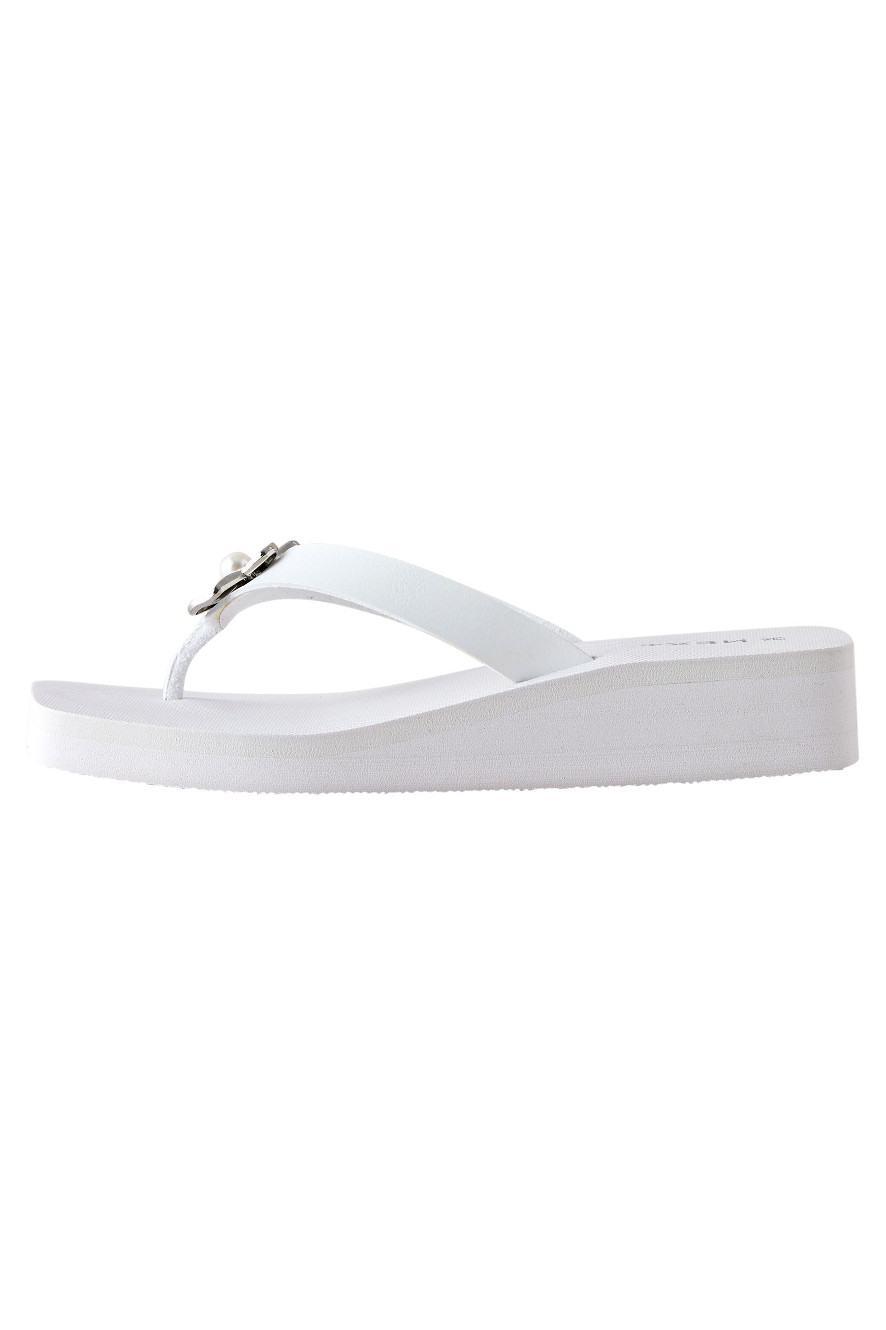 Next Zehentrenner mit Keilabsatz und Metalldetails Keilsandalette